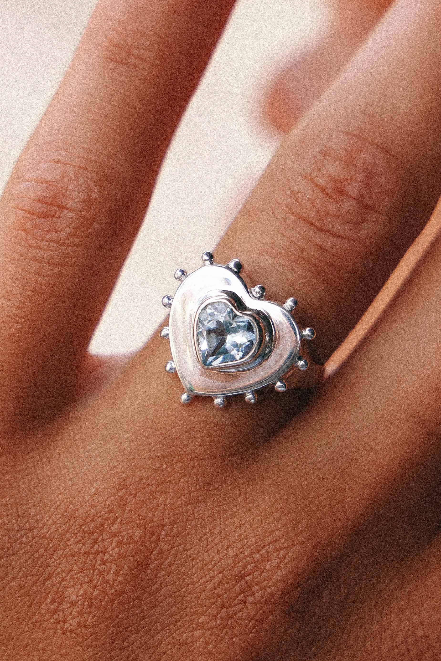 ANILLO CORAZON DE PLATA Y TOPACIO