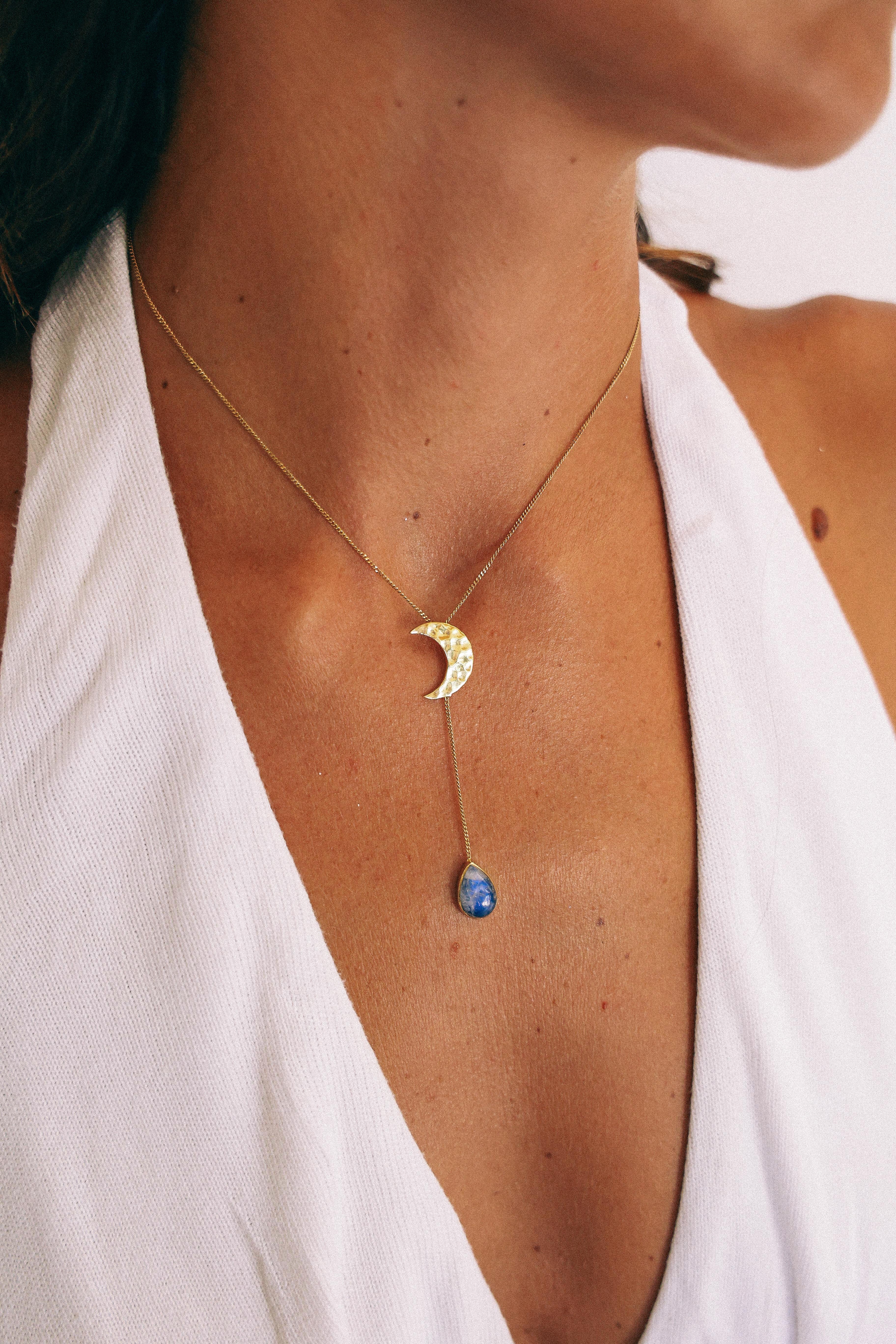 COLLAR LUNEA GOLD Y PIEDRA LUNA
