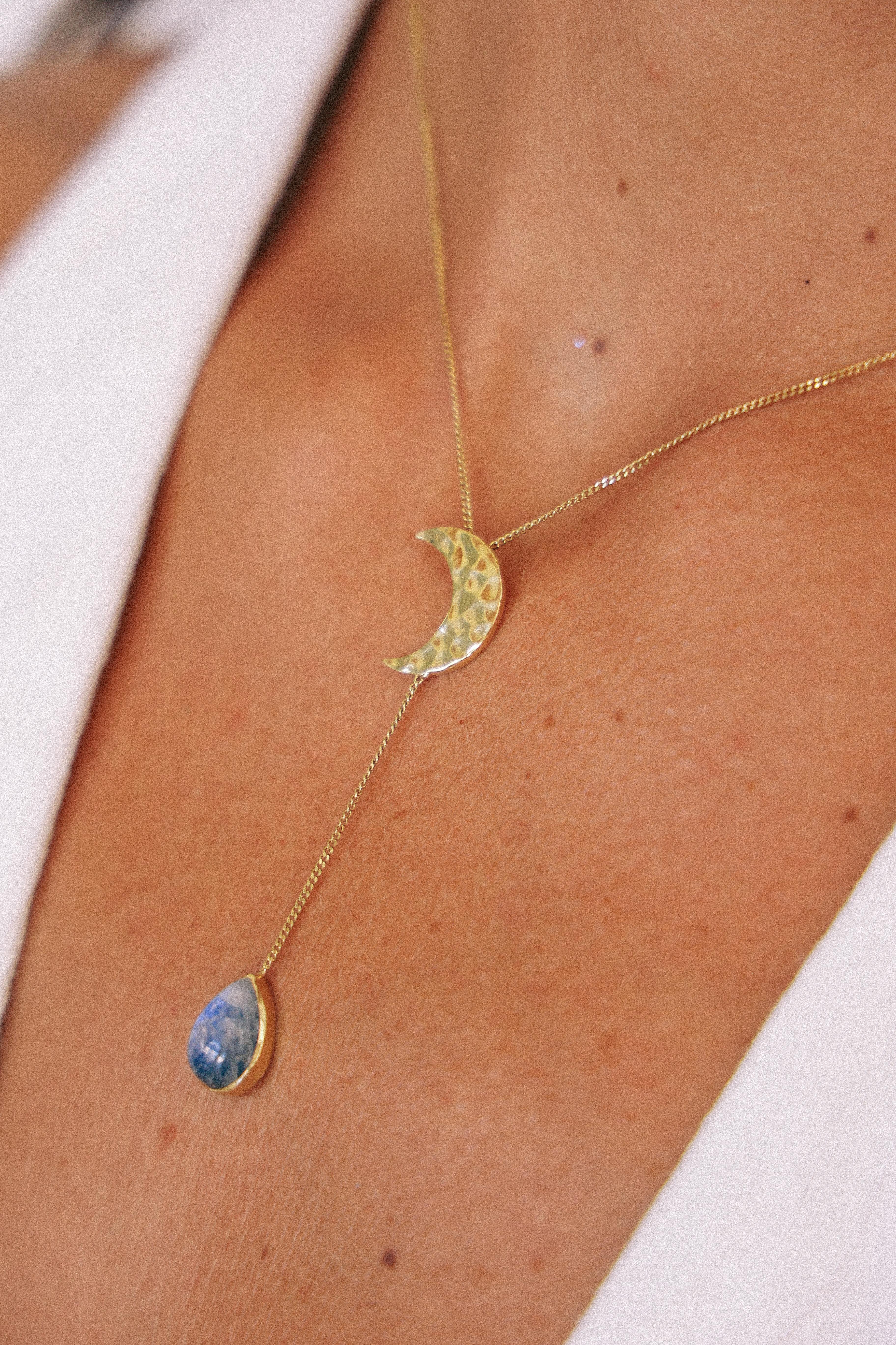 COLLAR LUNEA GOLD Y PIEDRA LUNA