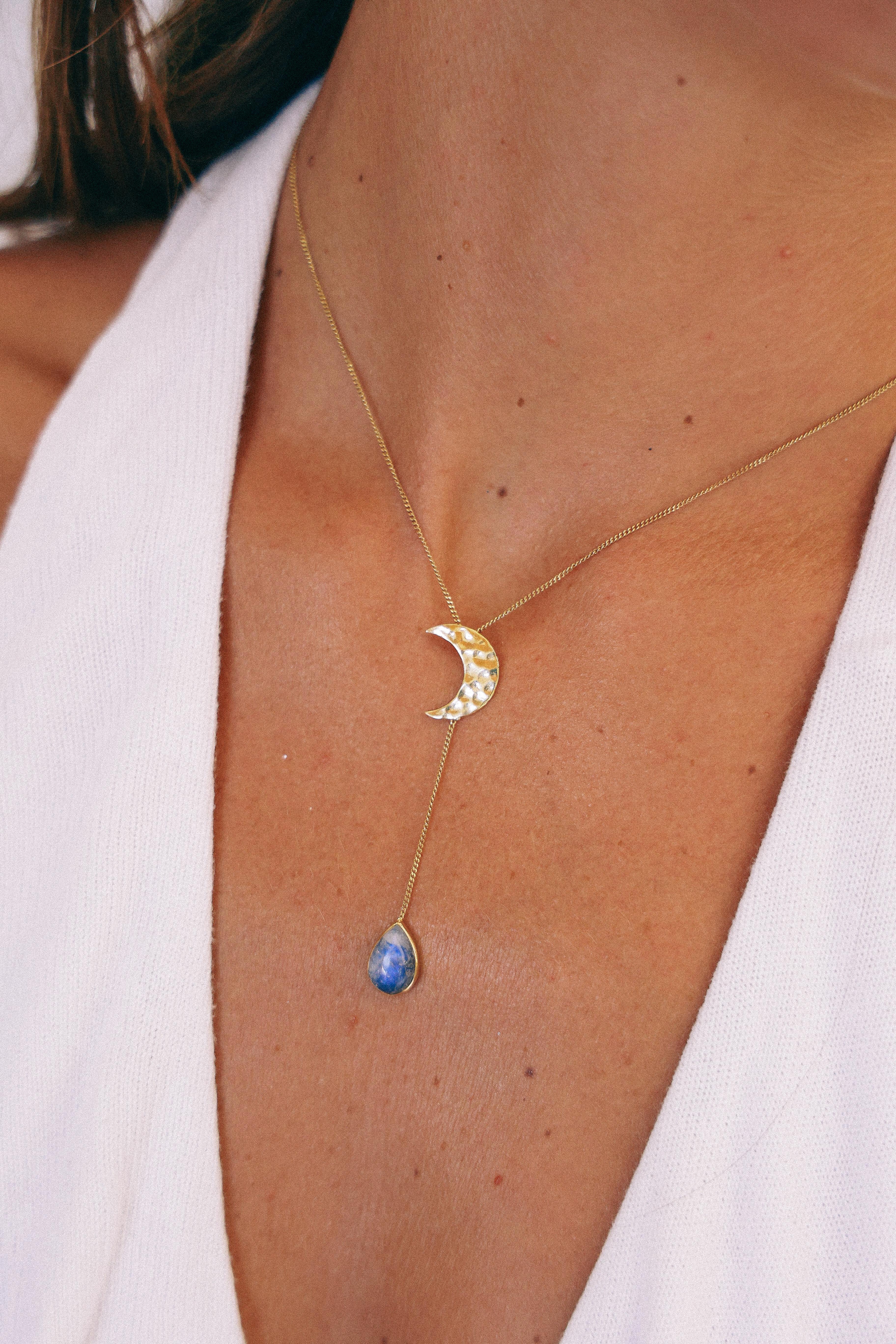 COLLAR LUNEA GOLD Y PIEDRA LUNA