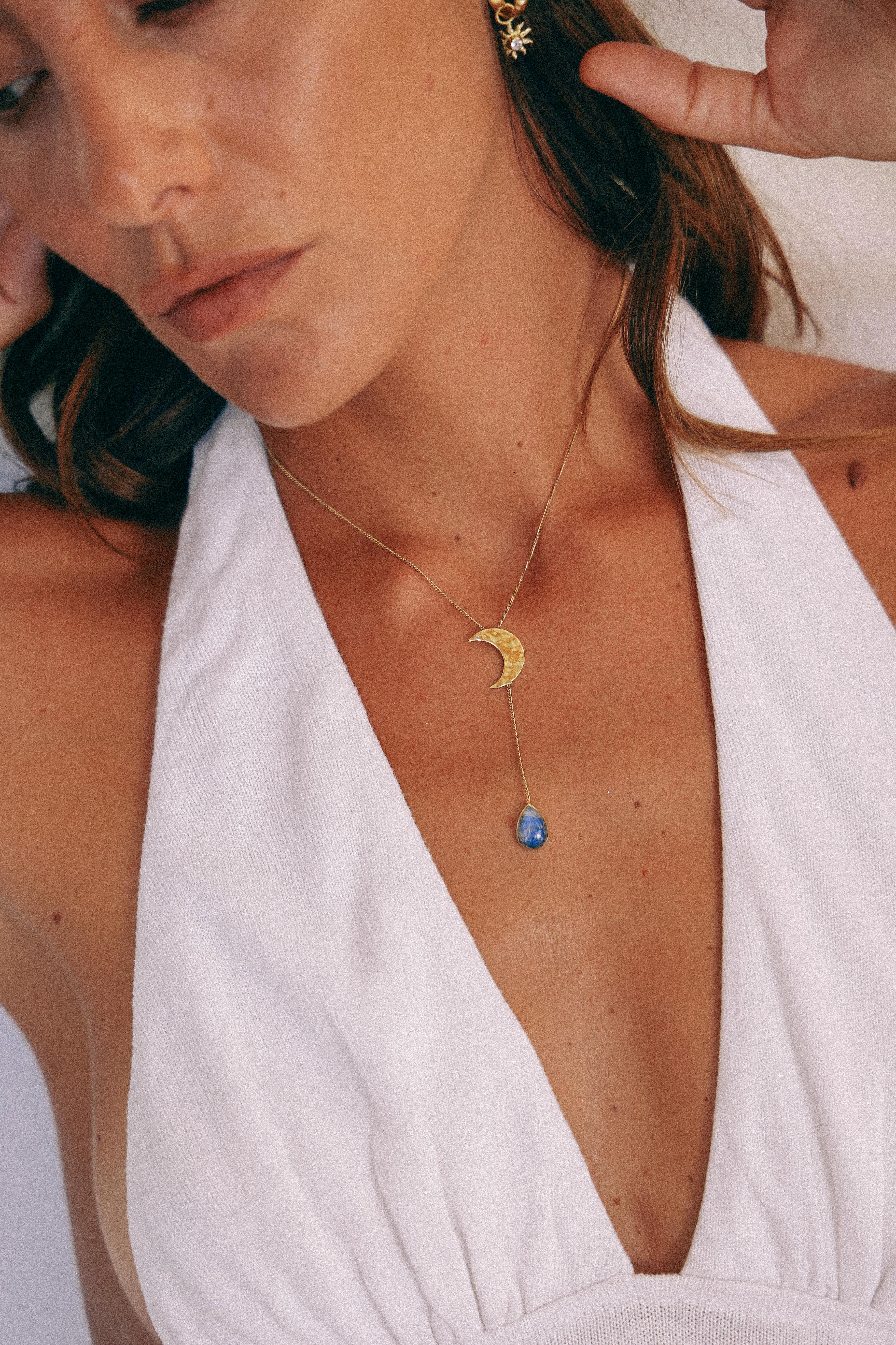 COLLAR LUNEA GOLD Y PIEDRA LUNA