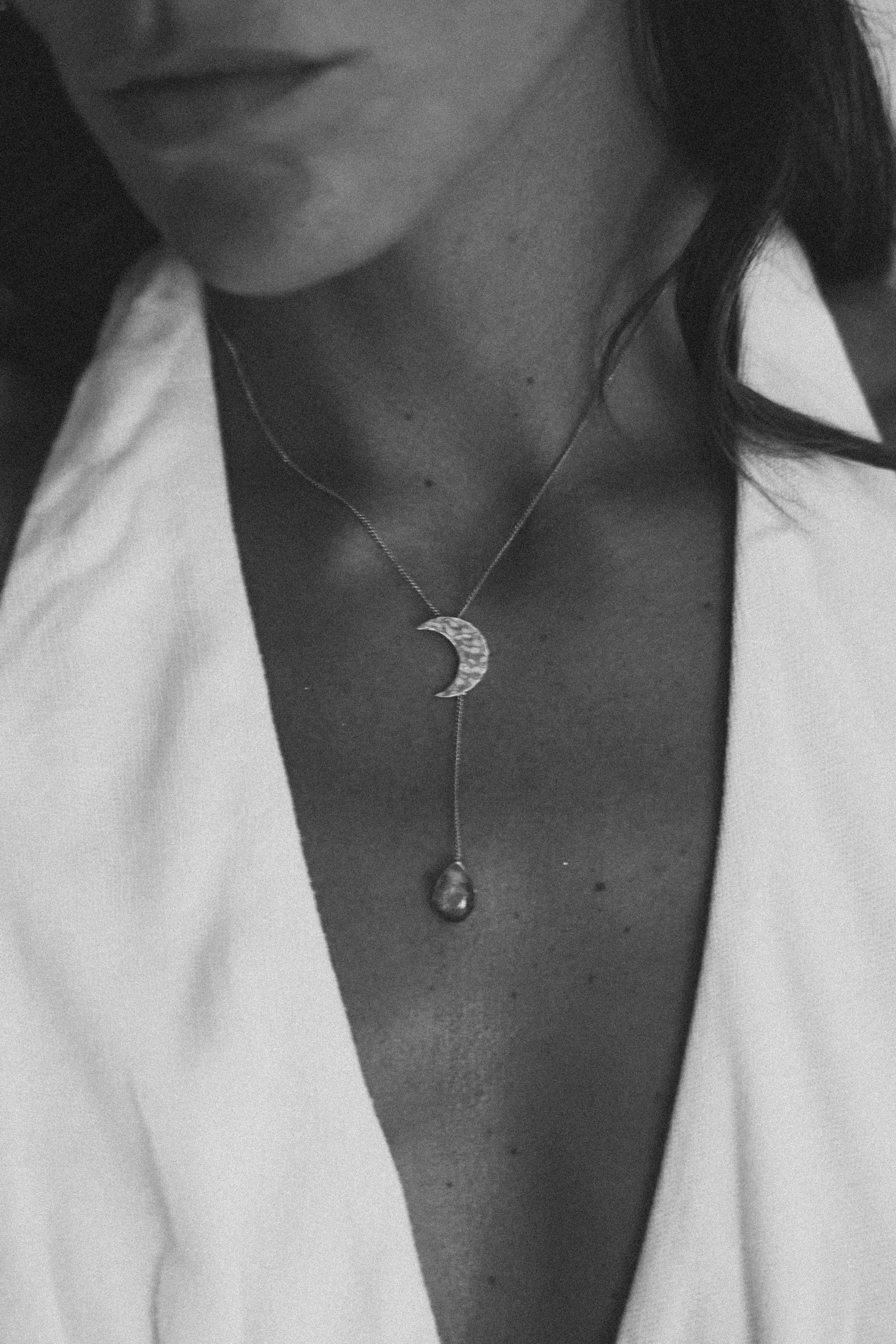 COLLAR LUNEA GOLD Y PIEDRA LUNA