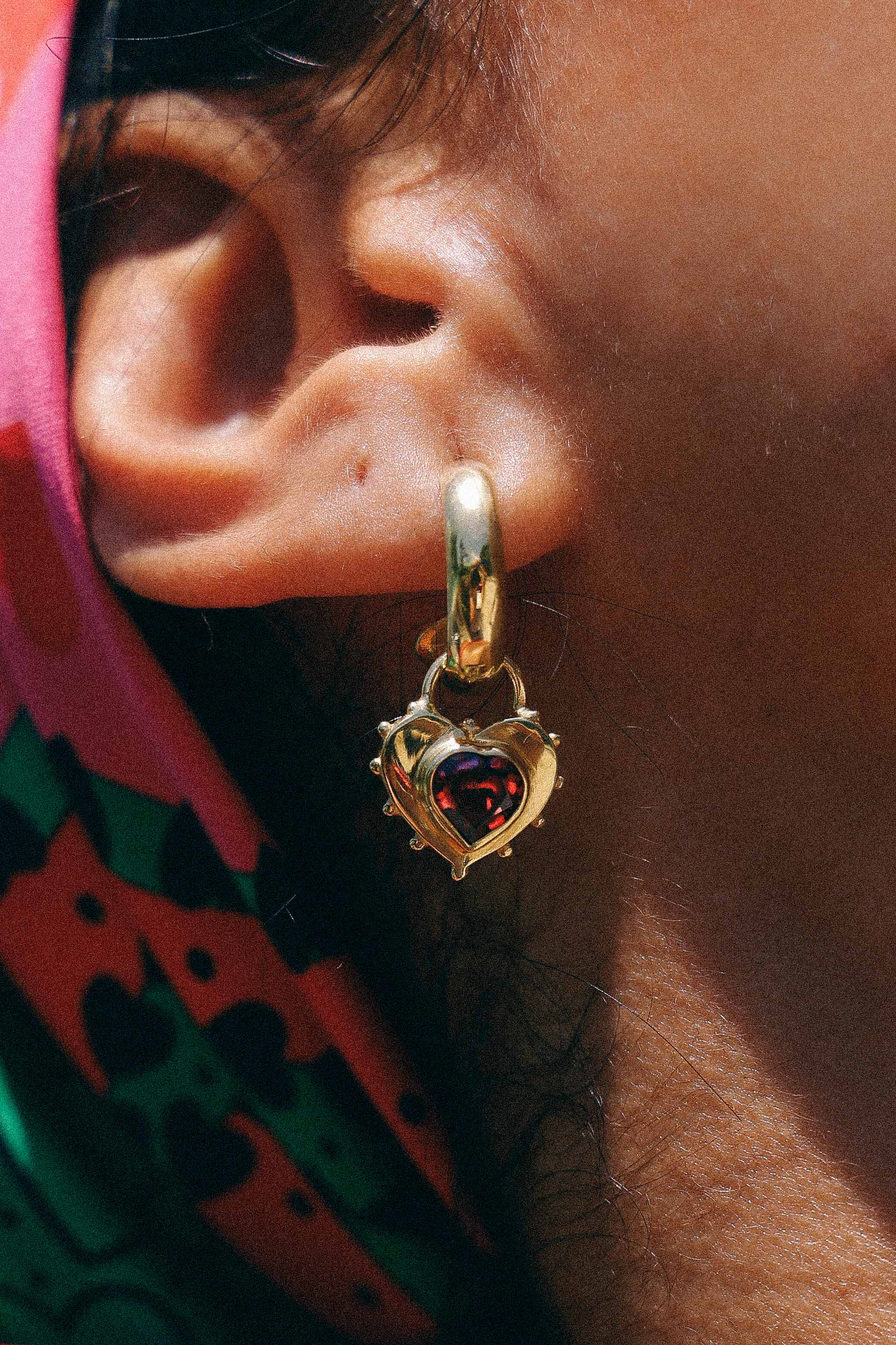 AROS CORAZON GRANATE GOLD