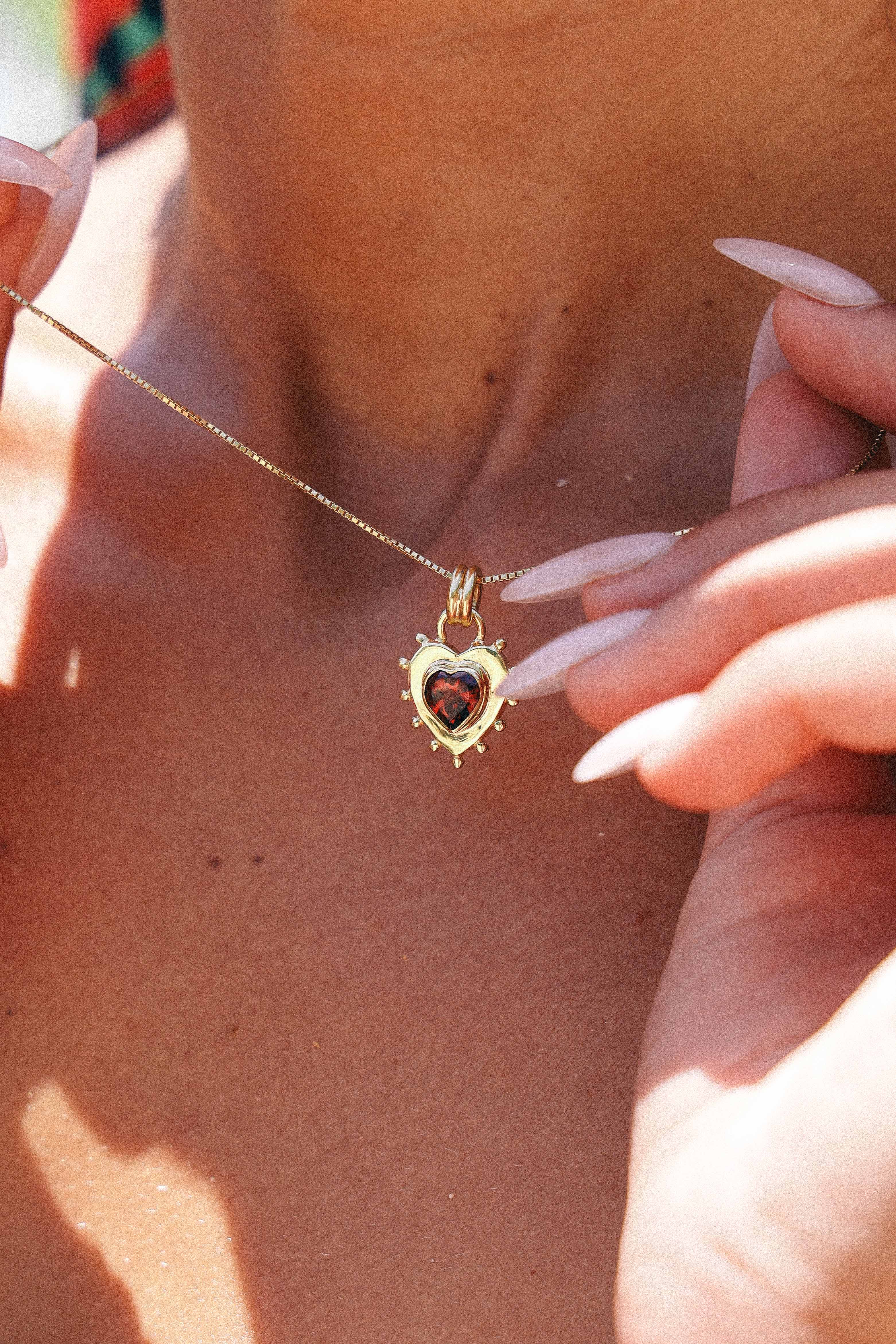 COLLAR CORAZON GRANATE GOLD