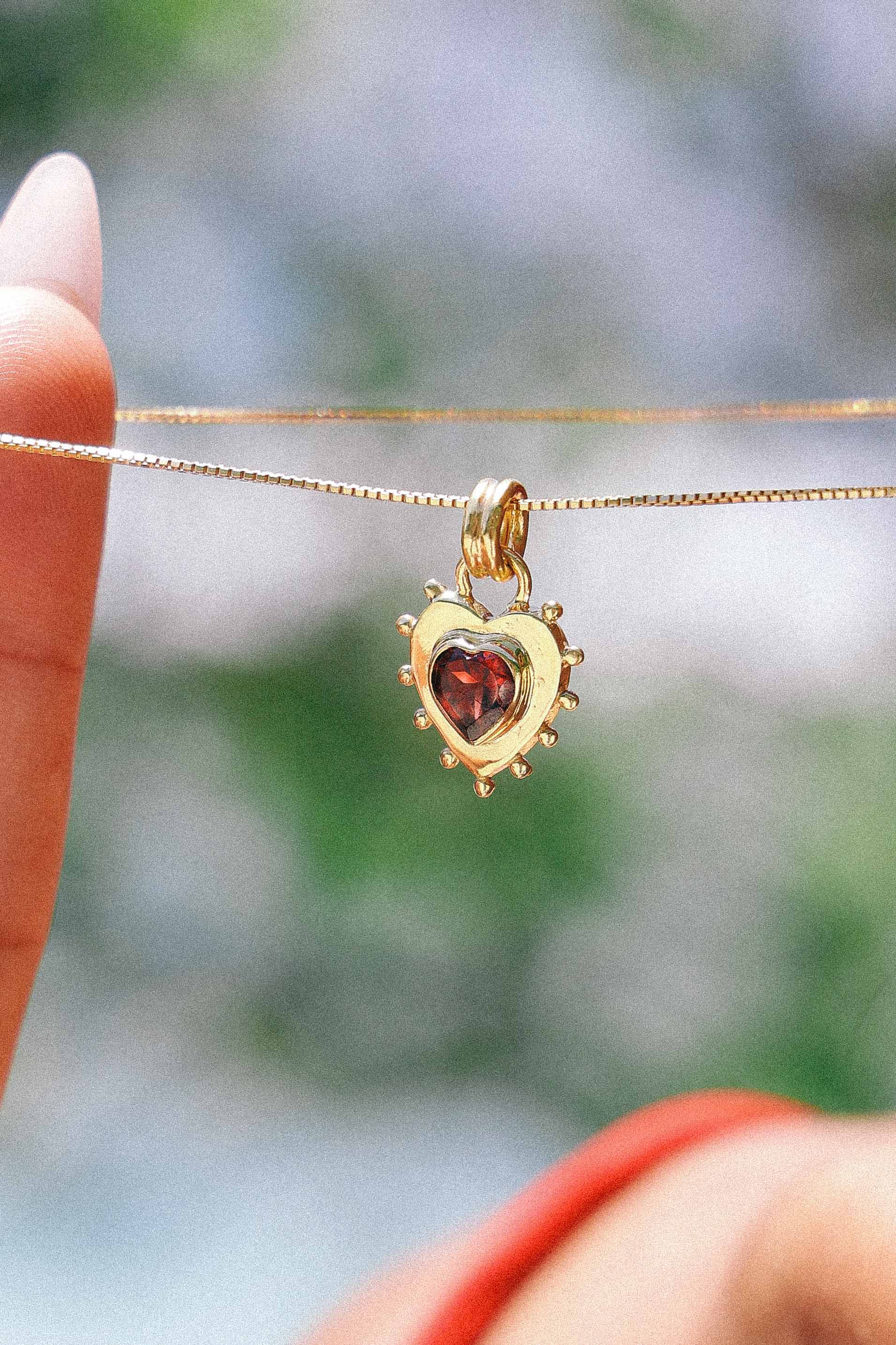 COLLAR CORAZON GRANATE GOLD
