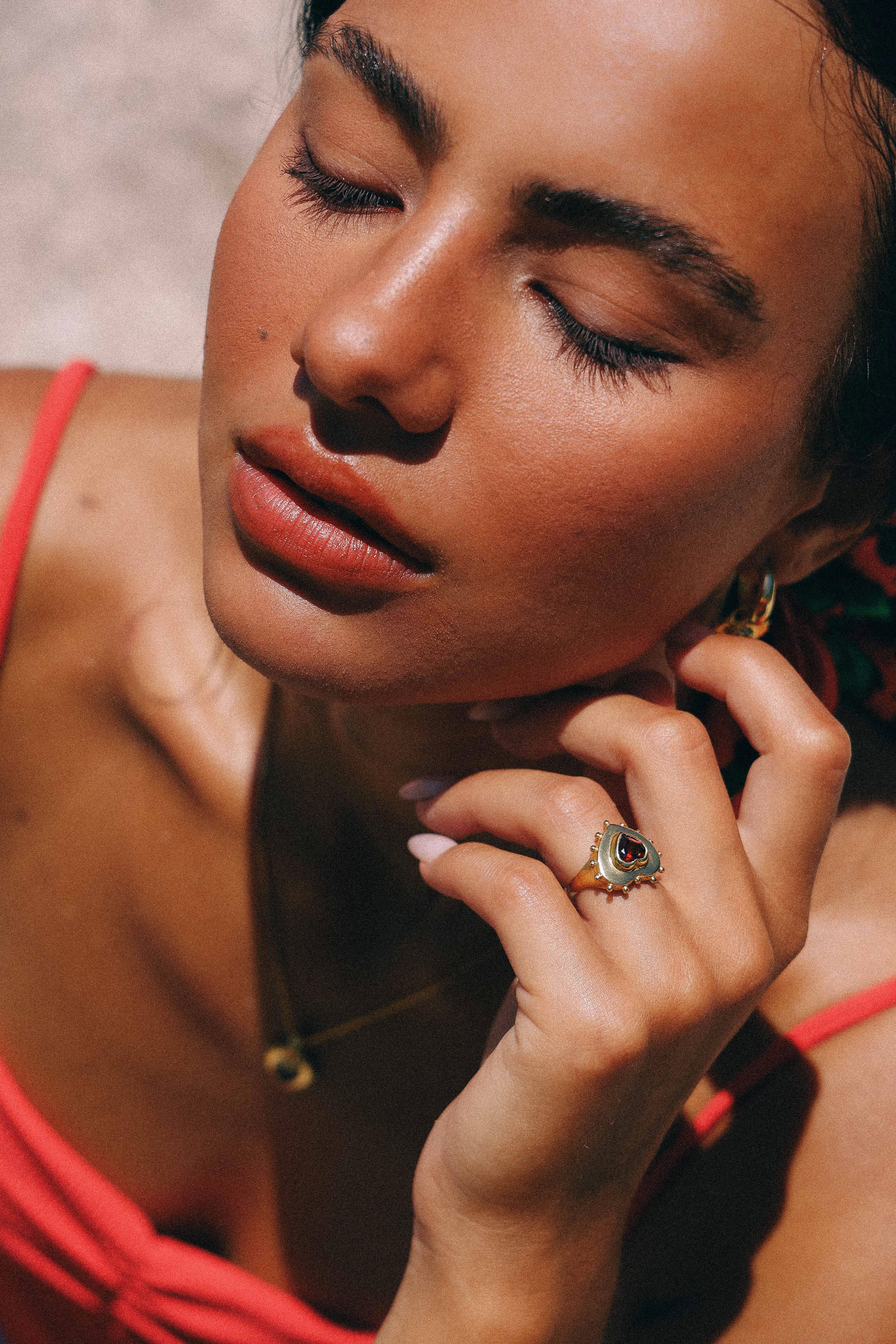 ANILLO CORAZON GRANATE GOLD