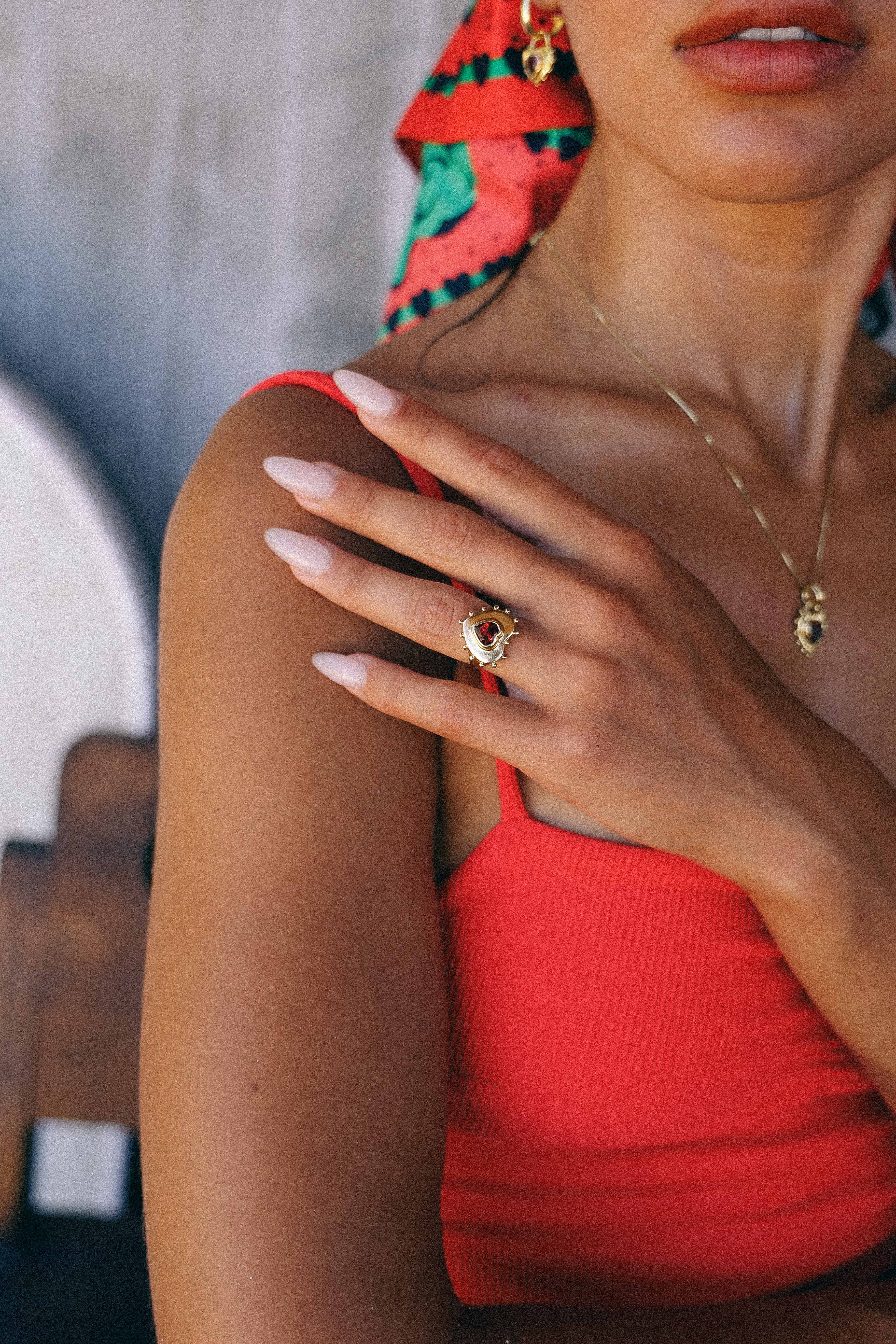 ANILLO CORAZON GRANATE GOLD