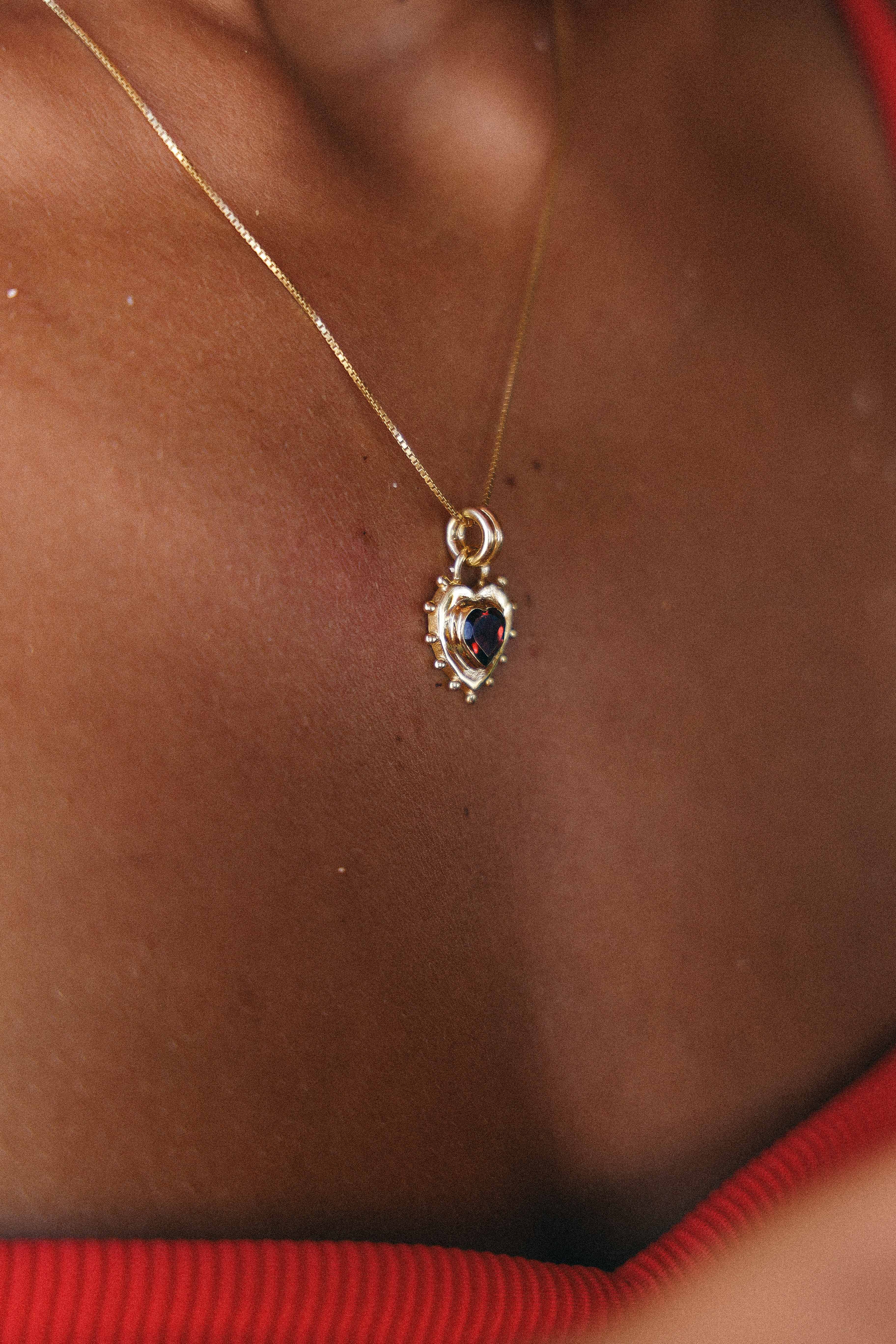 COLLAR CORAZON GRANATE GOLD