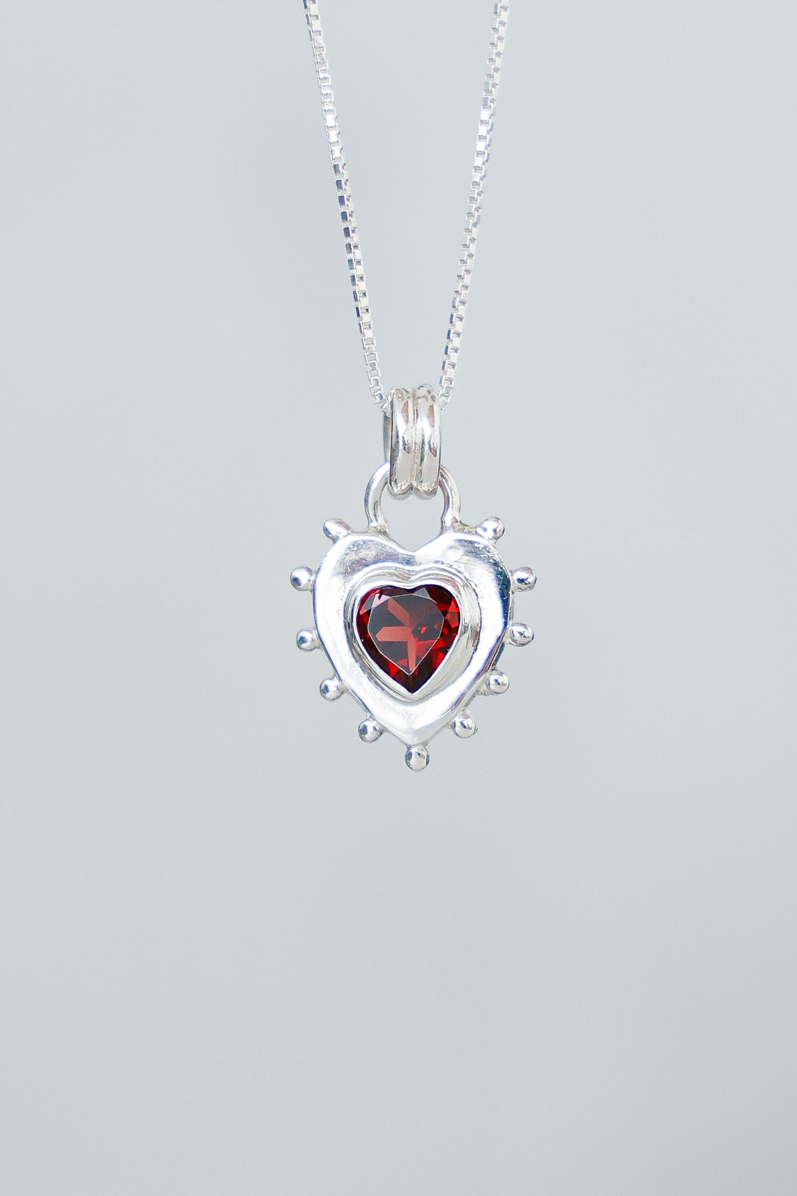 COLLAR CORAZON PLATA Y GRANATE