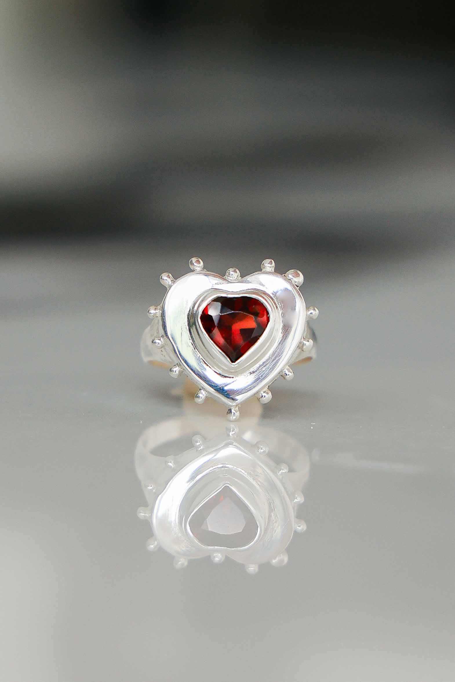 ANILLO CORAZON DE PLATA Y GRANATE