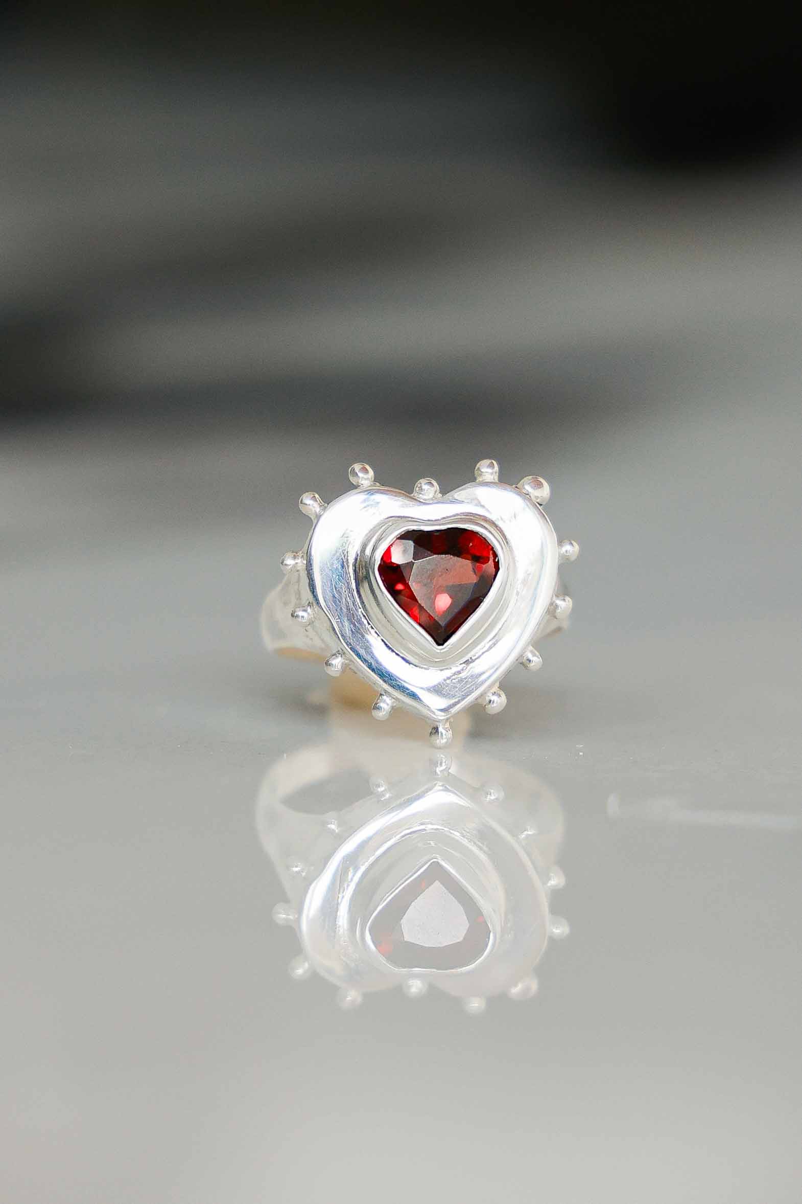 ANILLO CORAZON DE PLATA Y GRANATE