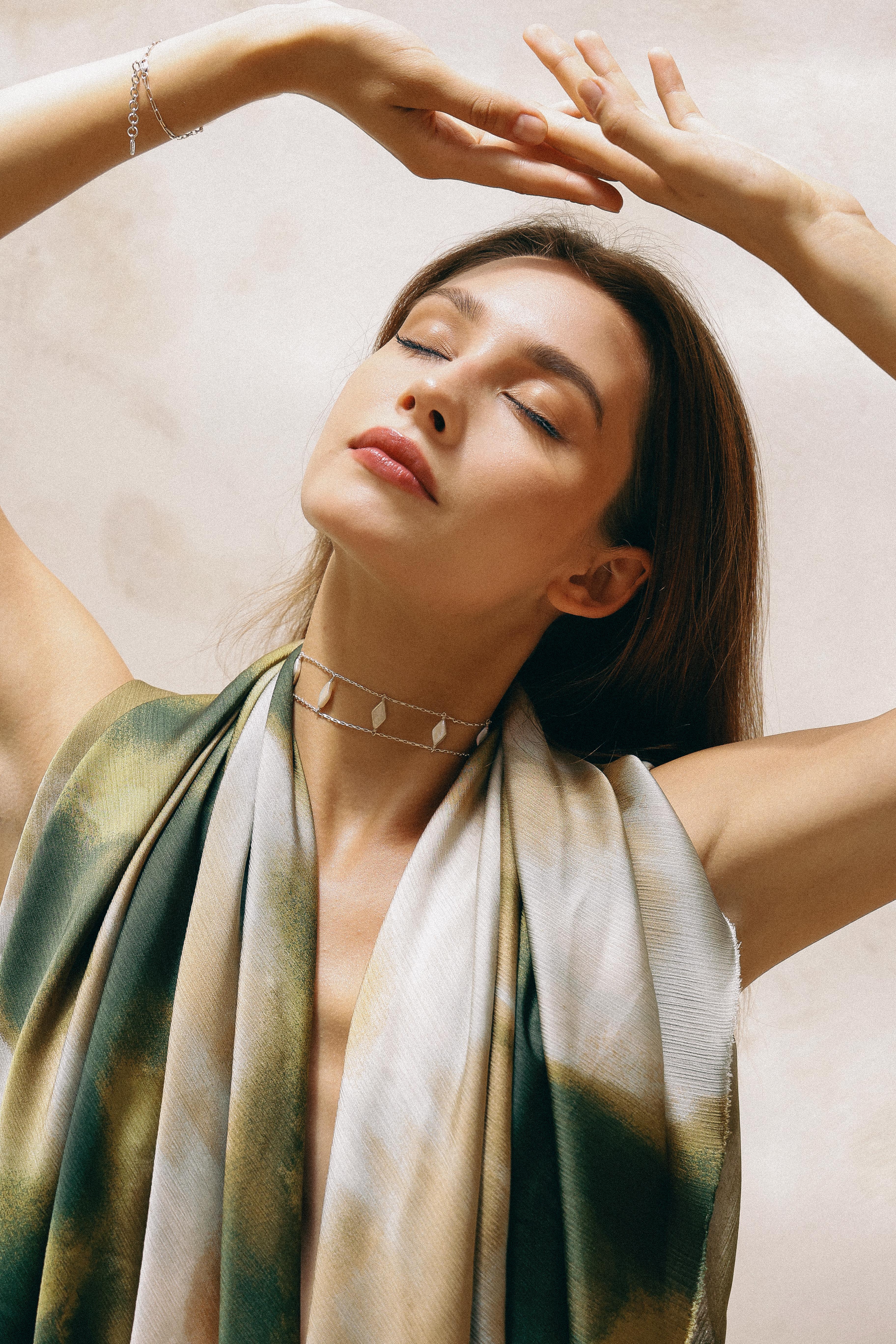 COLLAR CHOKER DE PLATA Y PERLAS ROMBO