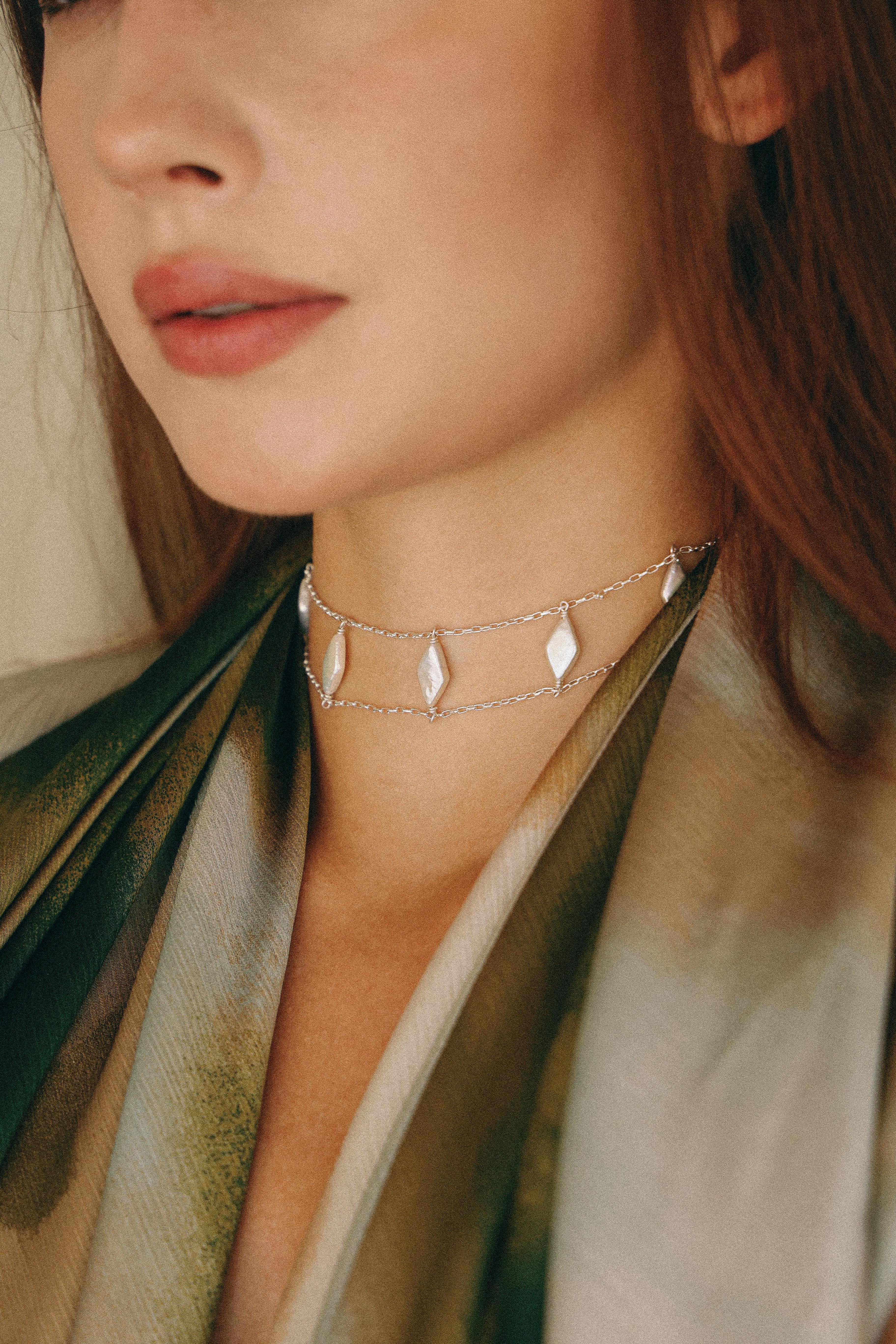 COLLAR CHOKER DE PLATA Y PERLAS ROMBO