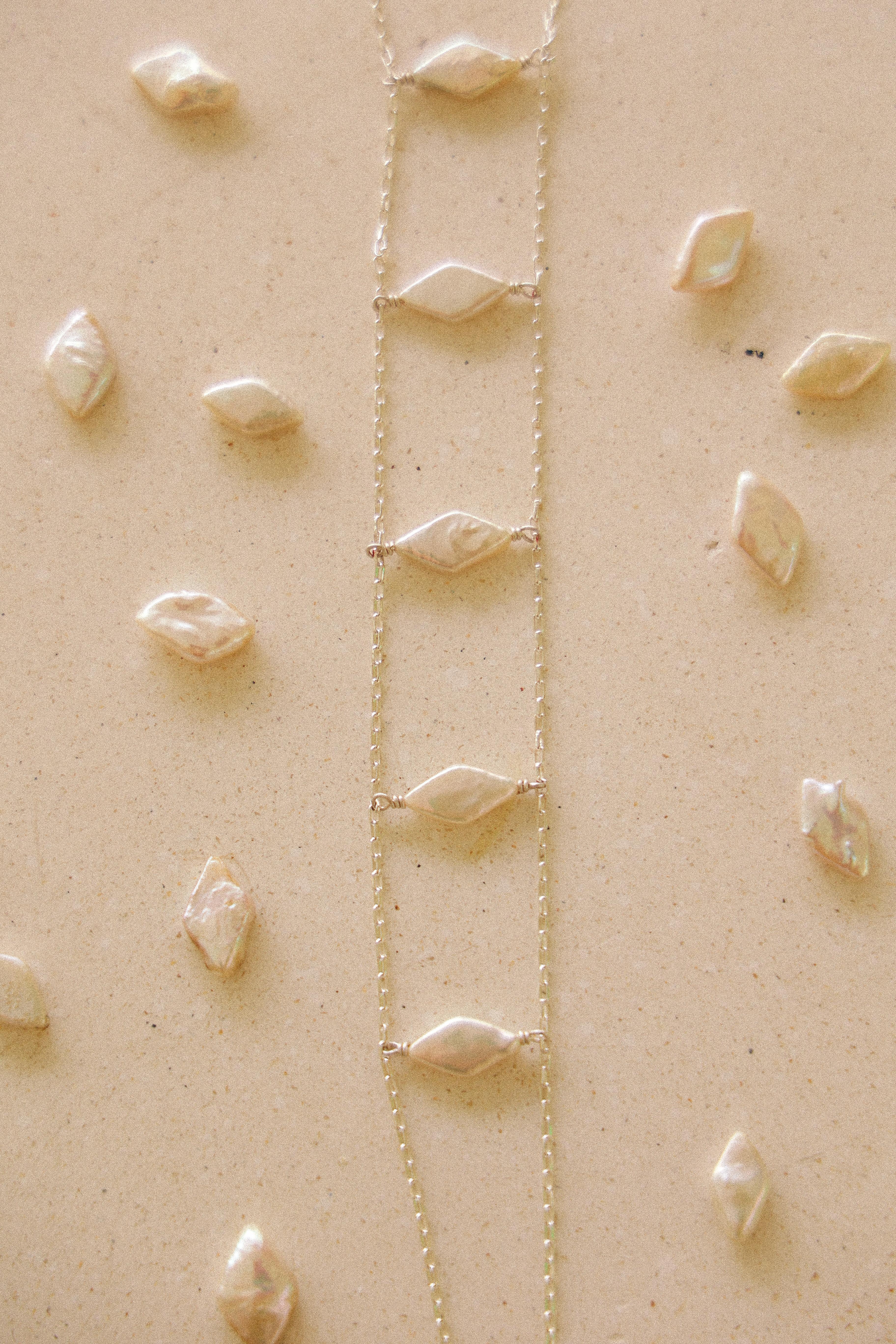 COLLAR CHOKER DE PLATA Y PERLAS ROMBO