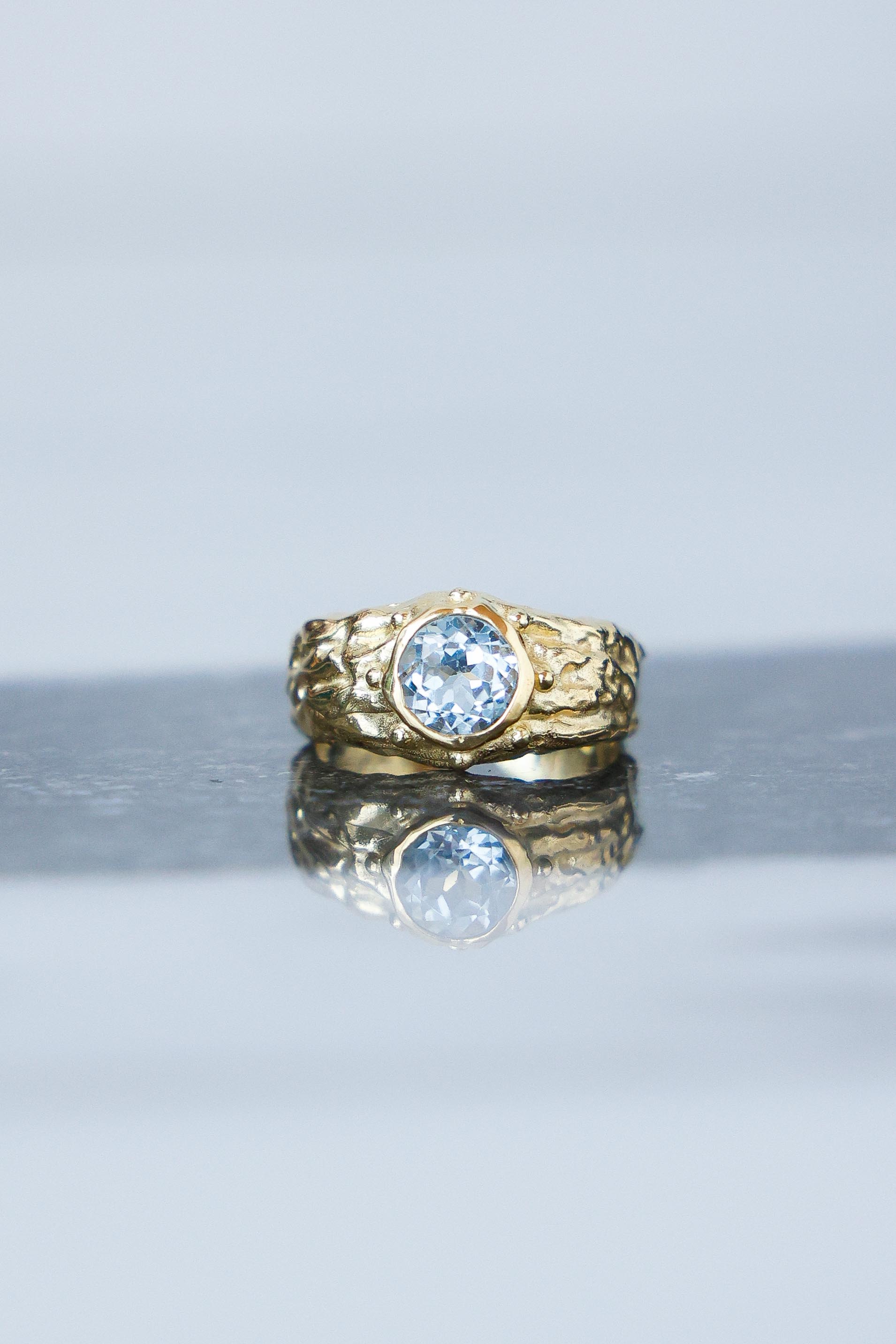 ANILLO SELES ORO Y TOPACIO CELESTE