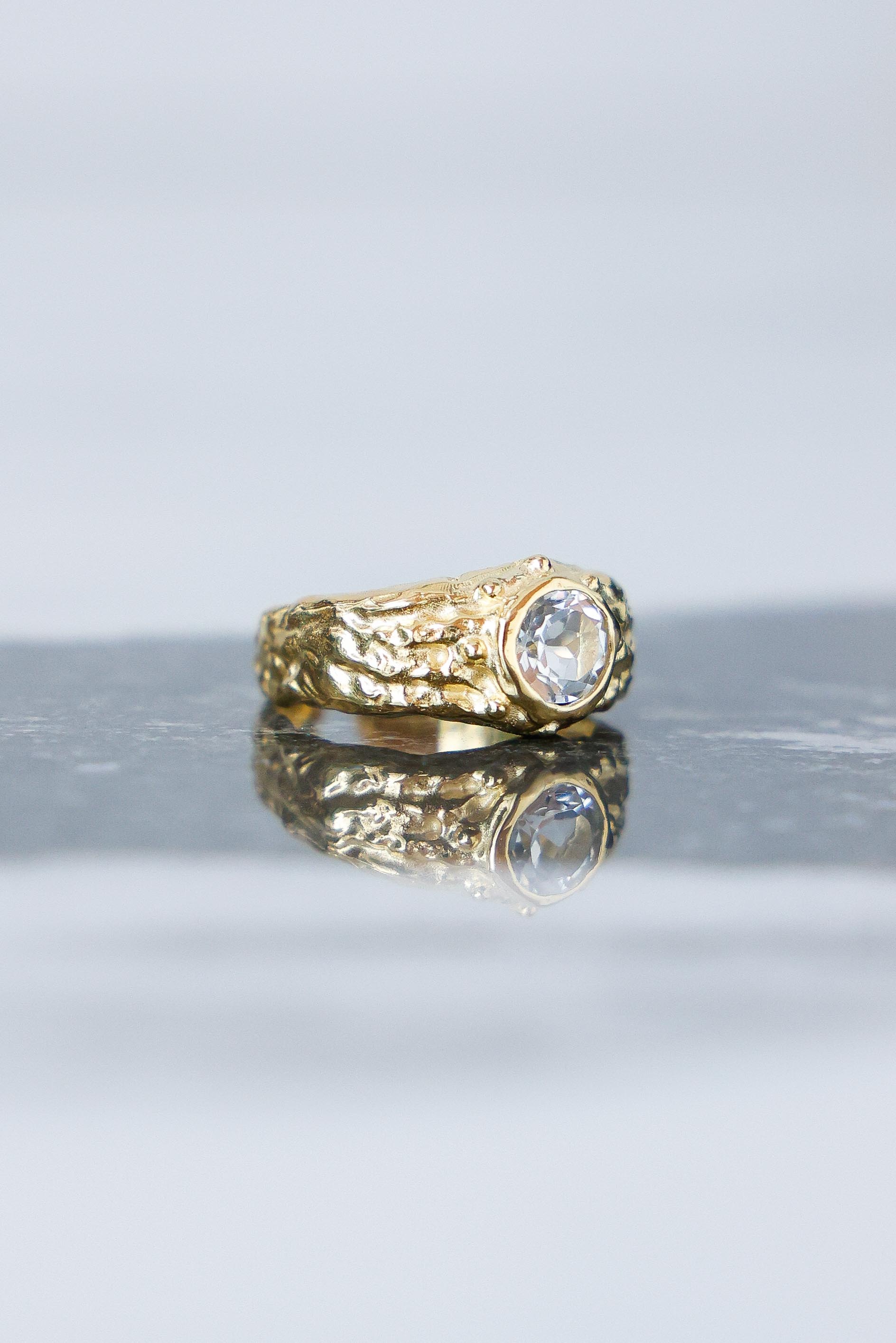 ANILLO SELES ORO Y TOPACIO BLANCO