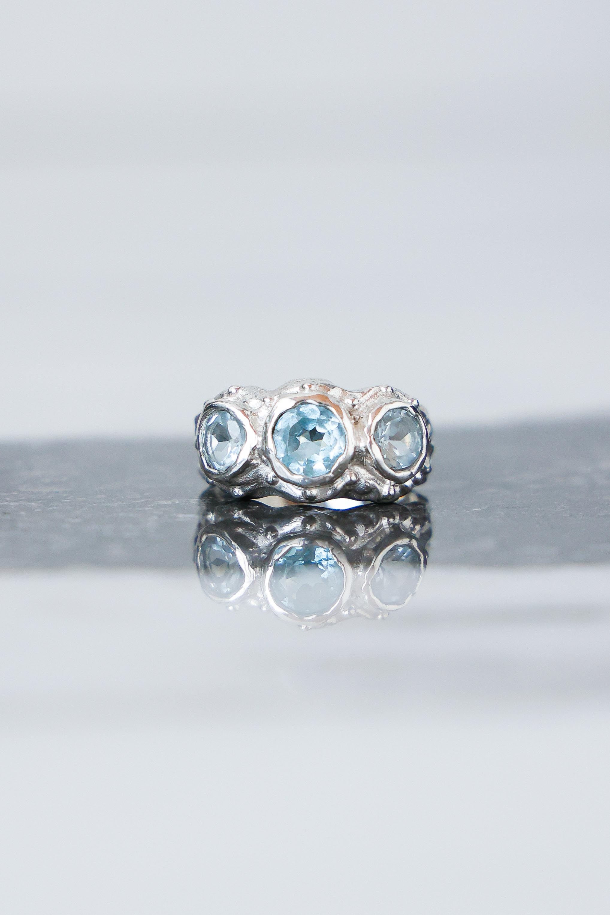 ANILLO SOLENE DE PLATA Y TOPACIOS CELESTES