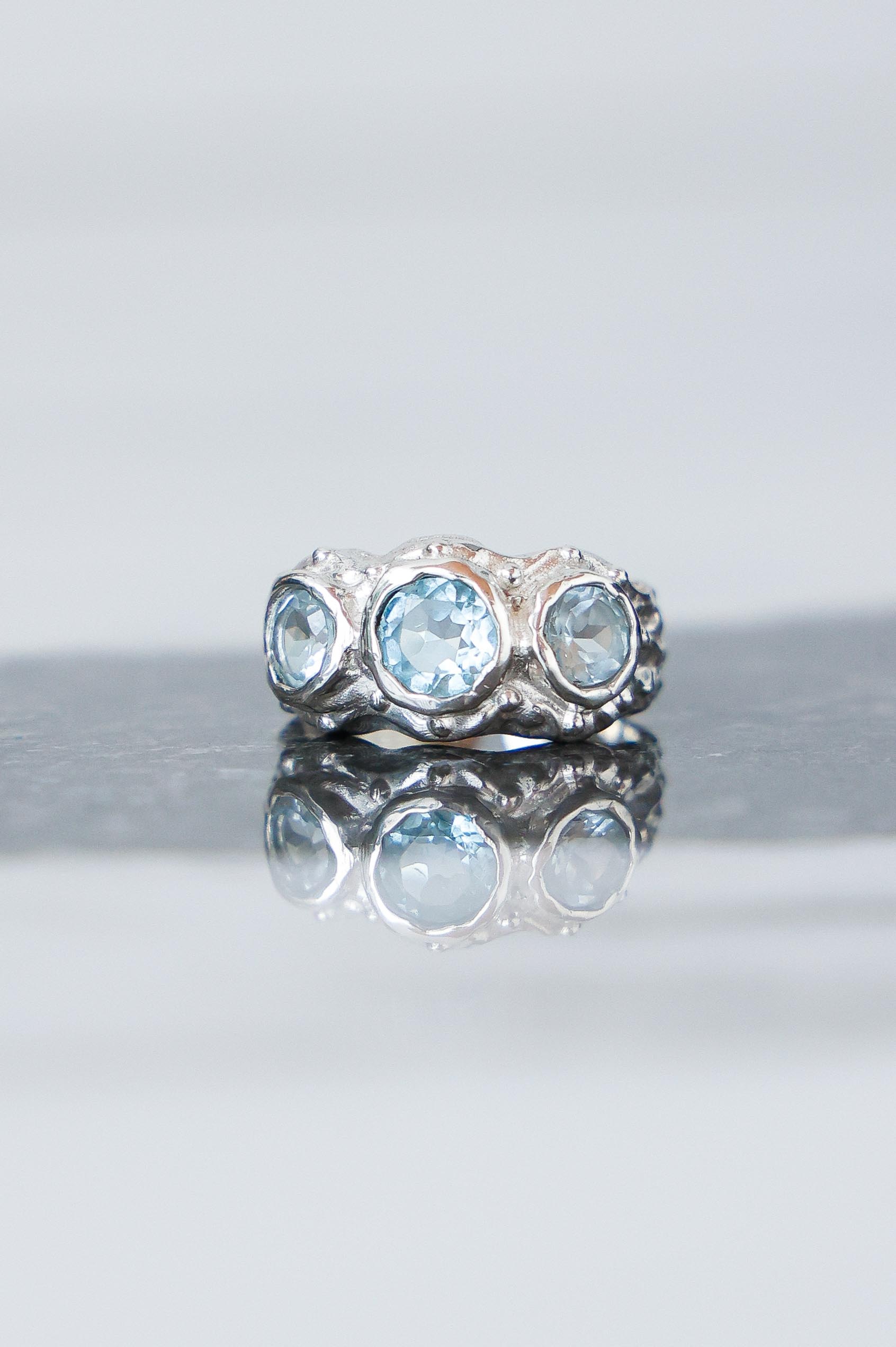 ANILLO SOLENE DE PLATA Y TOPACIOS CELESTES