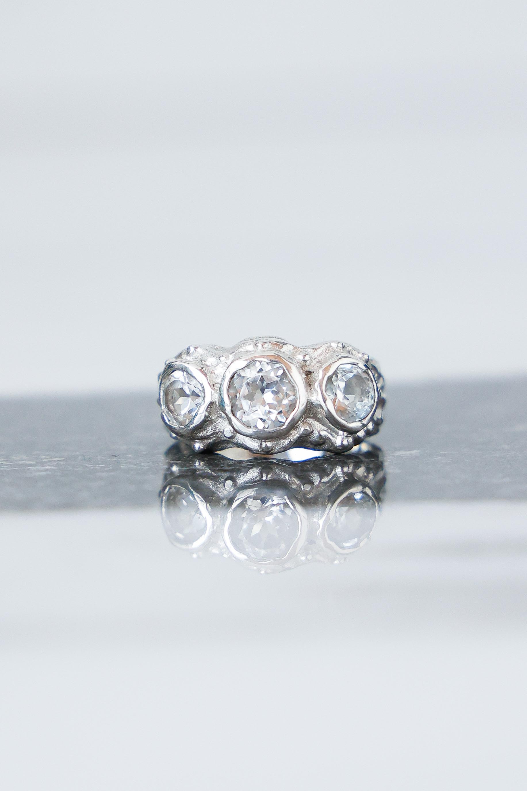 ANILLO SOLENE DE PLATA Y TOPACIOS BLANCOS