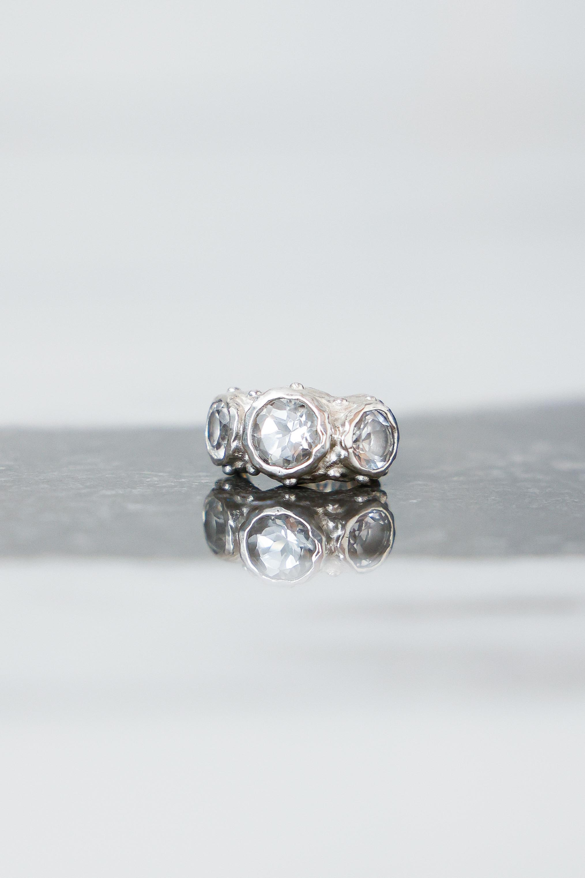 ARO EARCUFF SOLENE DE PLATA Y TOPACIO BLANCO