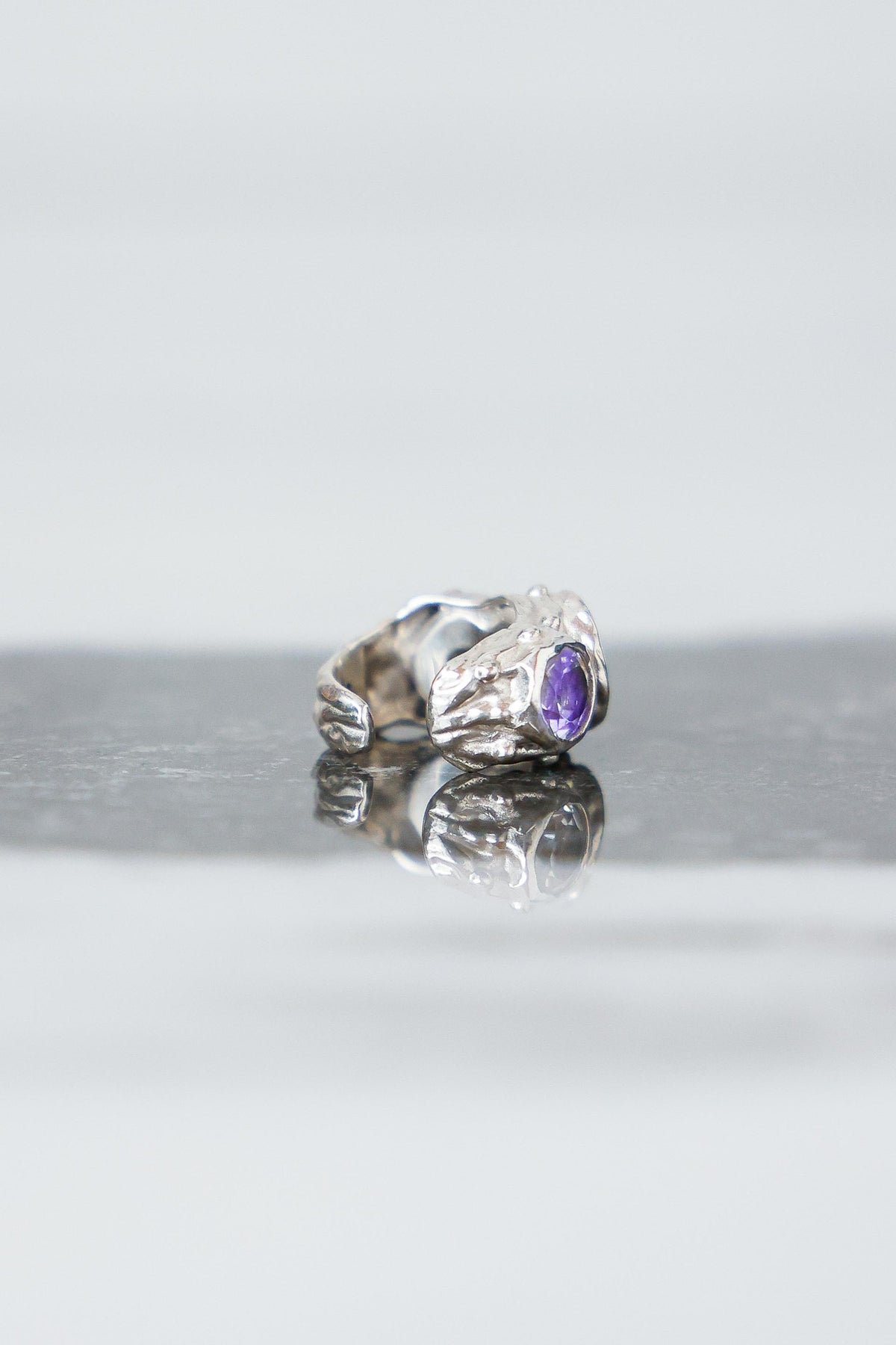 ARO EARCUFF SOLENE DE PLATA Y AMATISTAS
