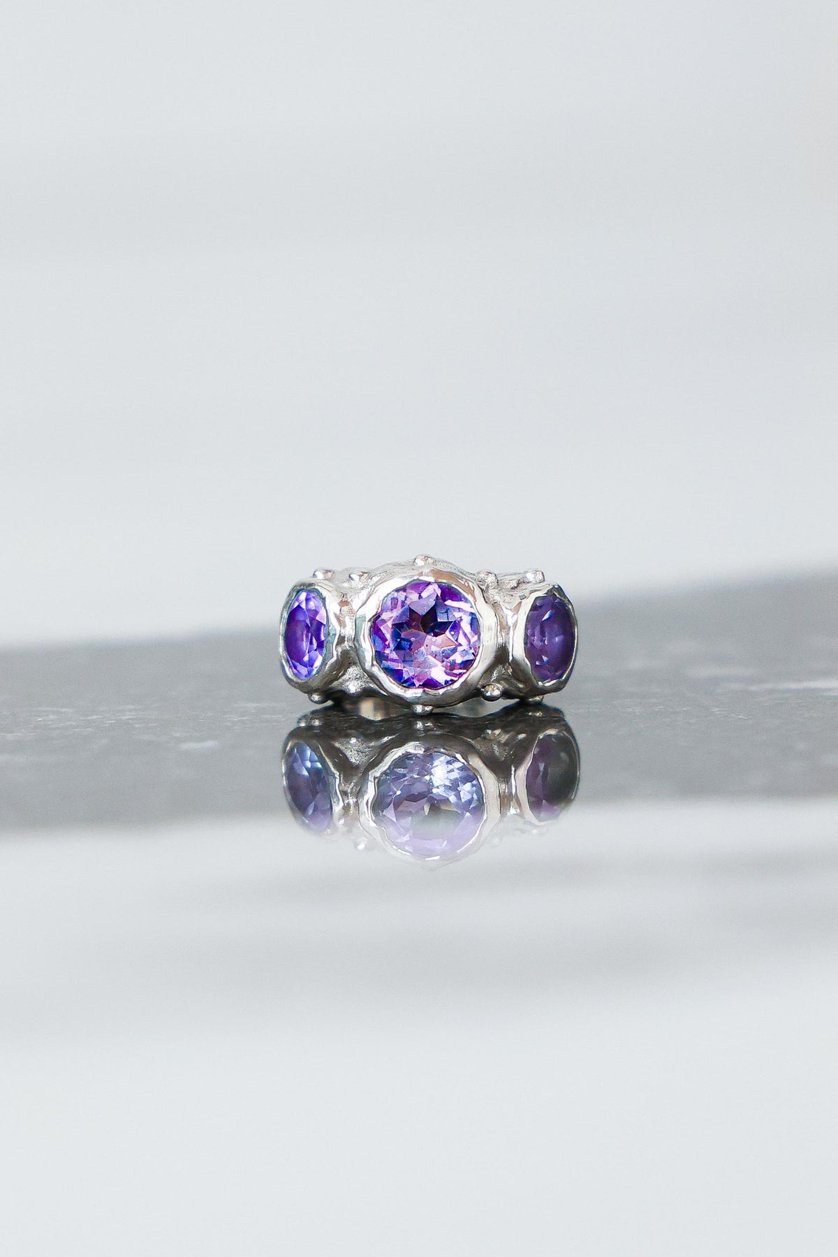 ARO EARCUFF SOLENE DE PLATA Y AMATISTAS