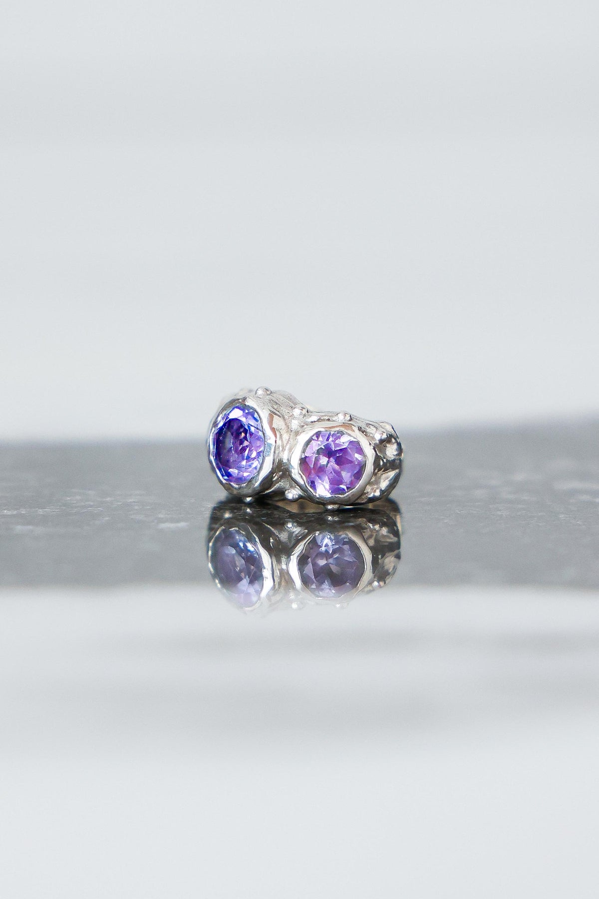ARO EARCUFF SOLENE DE PLATA Y AMATISTAS