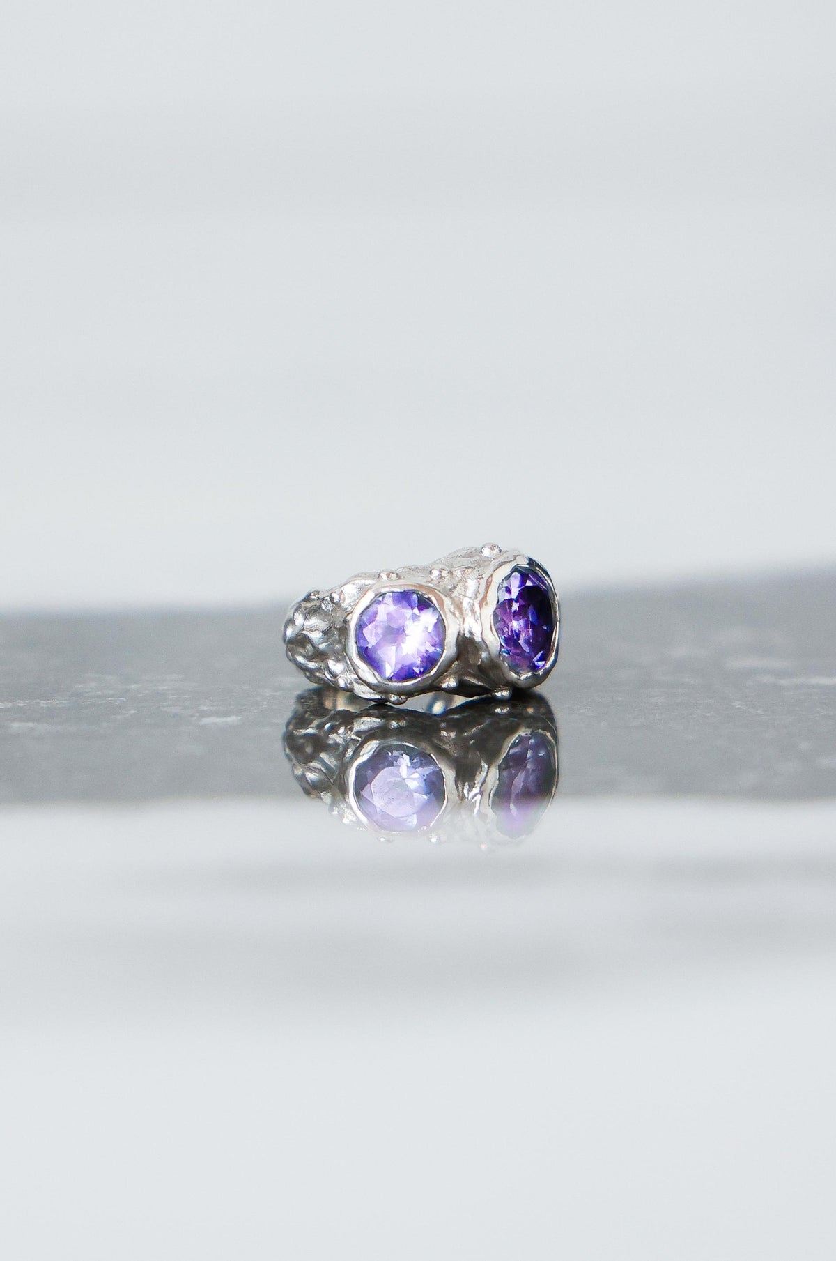 ARO EARCUFF SOLENE DE PLATA Y AMATISTAS