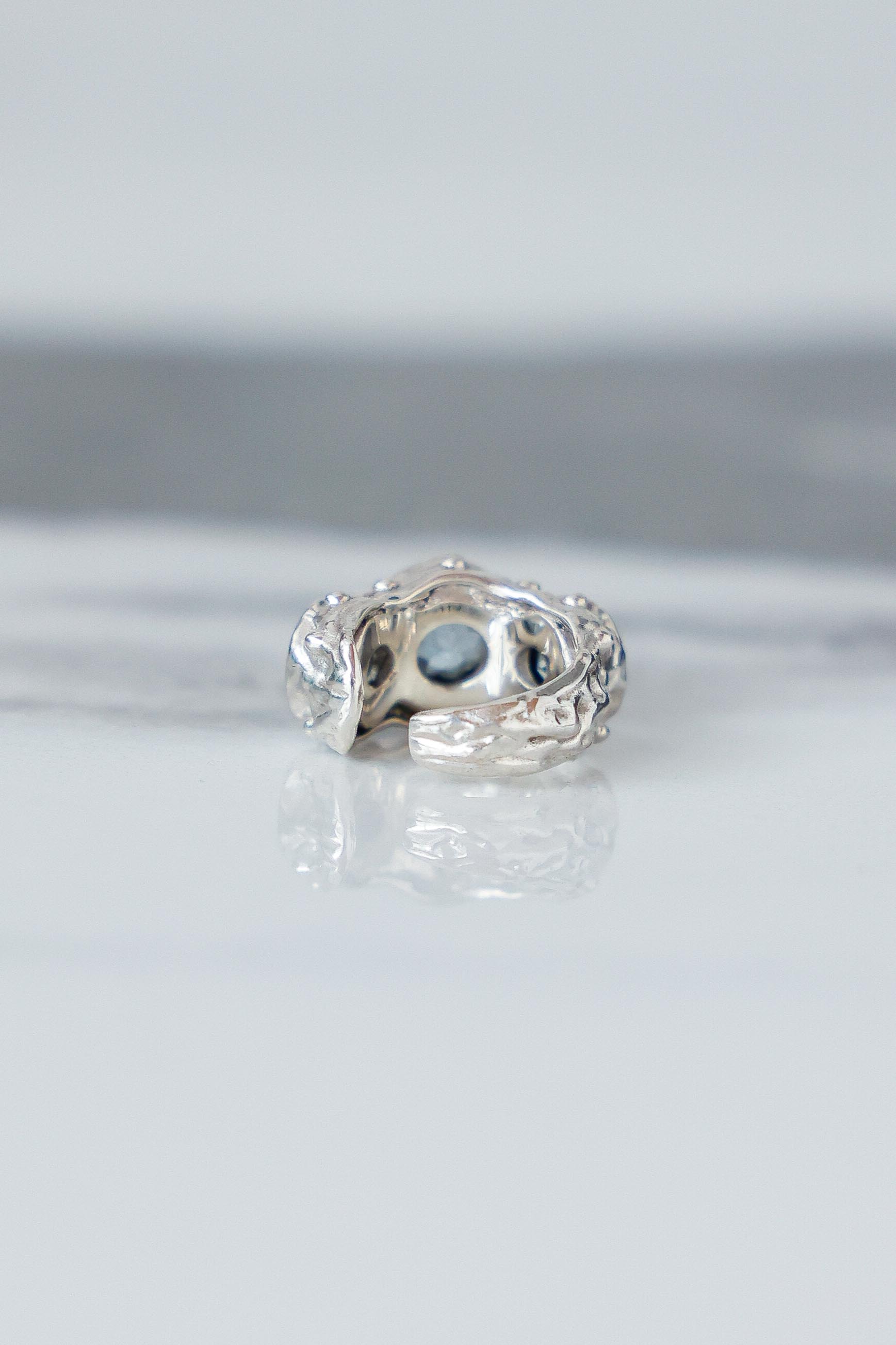 ARO EARCUFF SOLENE DE PLATA Y TOPACIO CELESTE