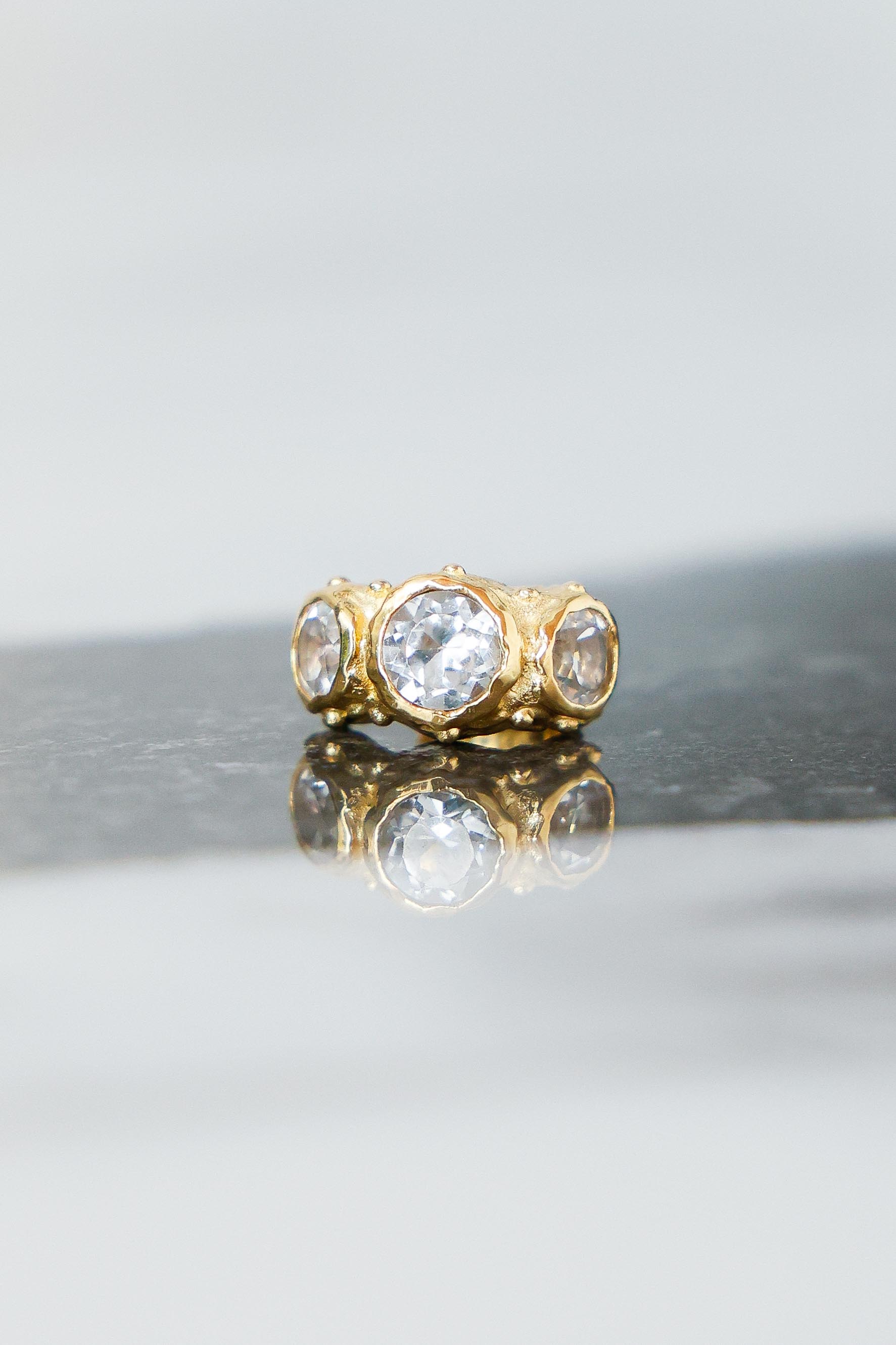 ARO EARCUFF SOLENE ORO Y TOPACIO BLANCO