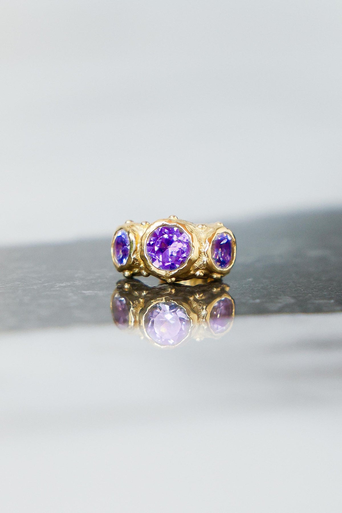 ARO EARCUFF SOLENE ORO Y AMATISTAS