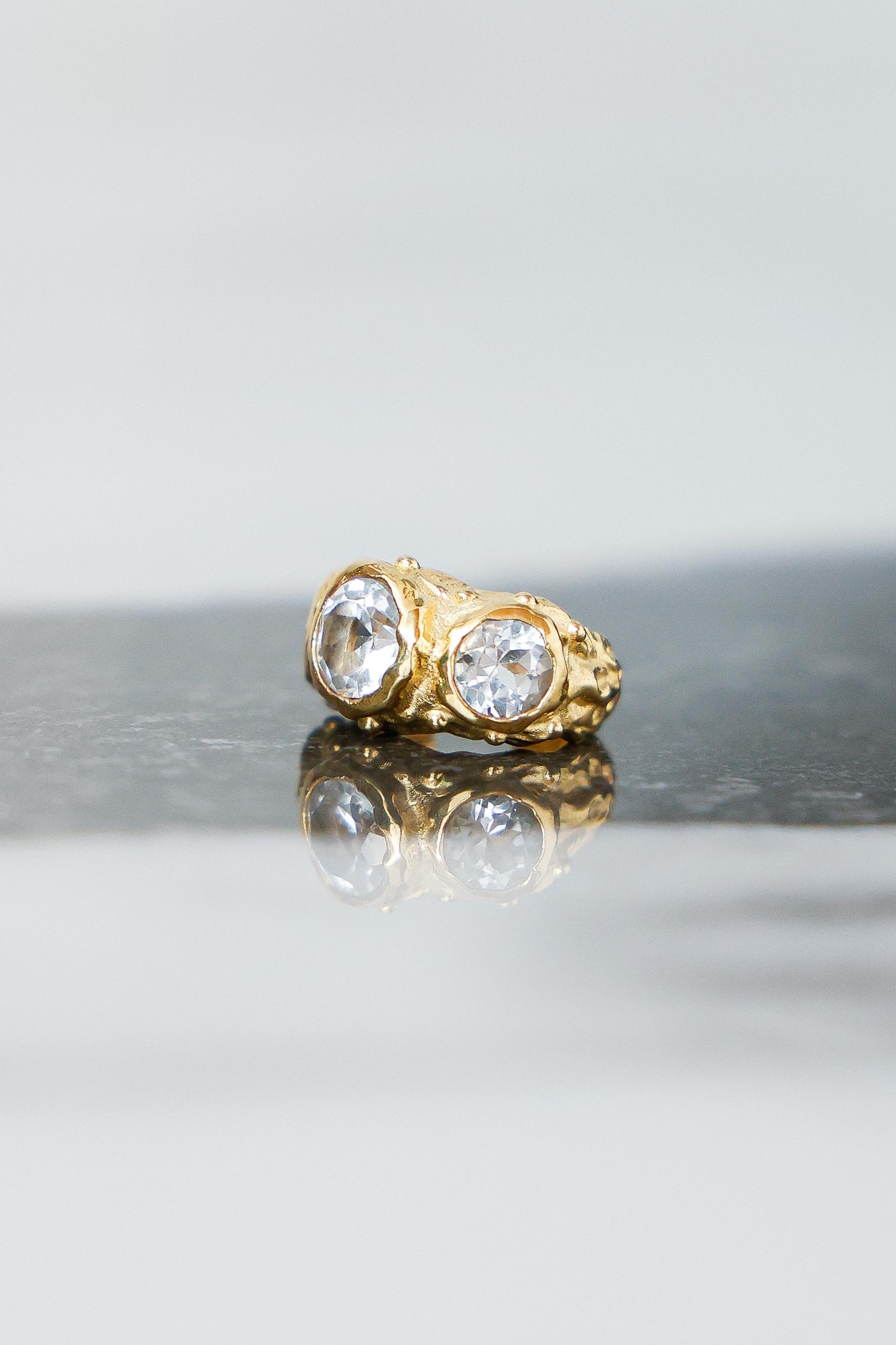 ARO EARCUFF SOLENE ORO Y TOPACIO BLANCO