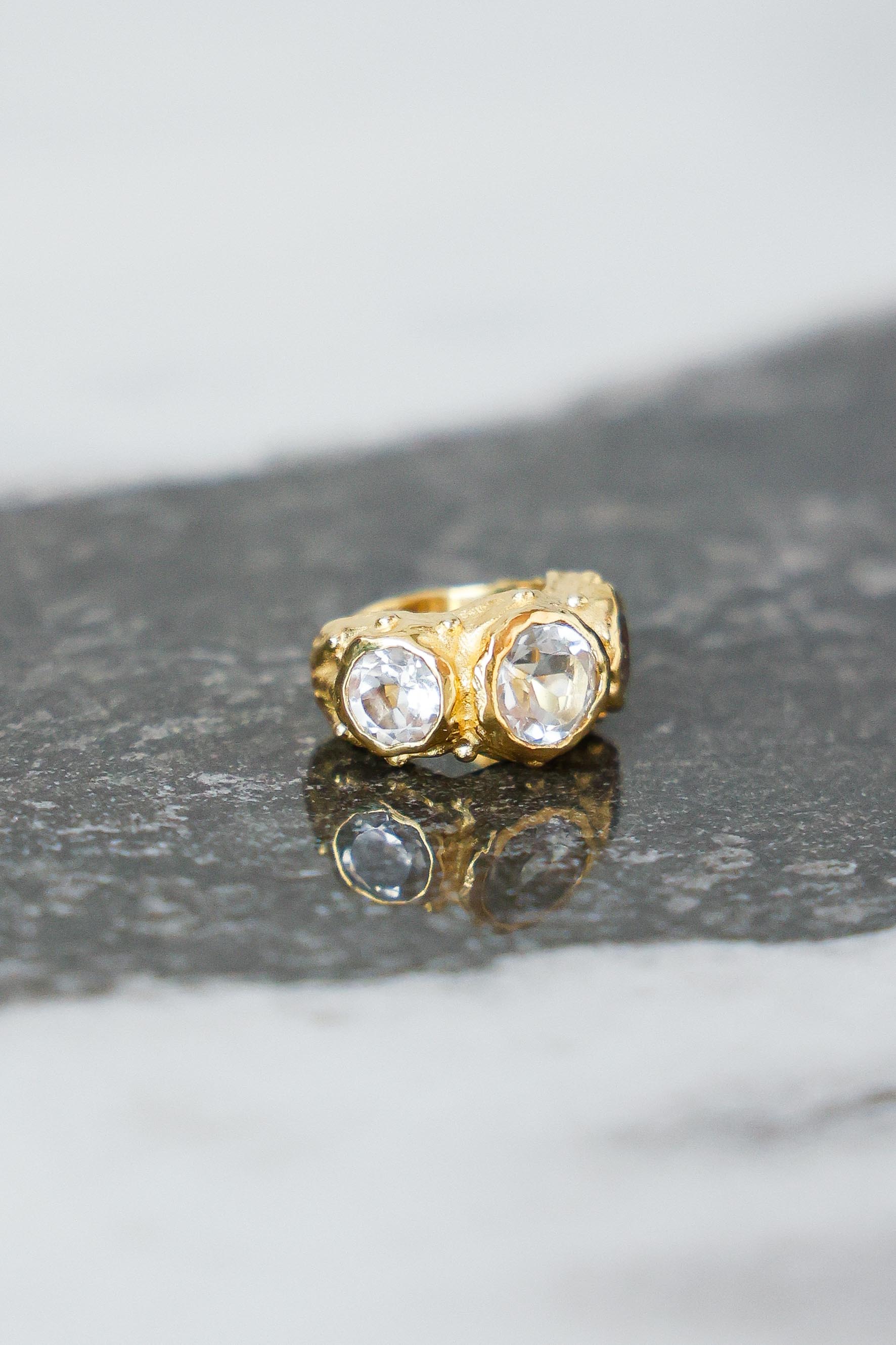 ARO EARCUFF SOLENE ORO Y TOPACIO BLANCO