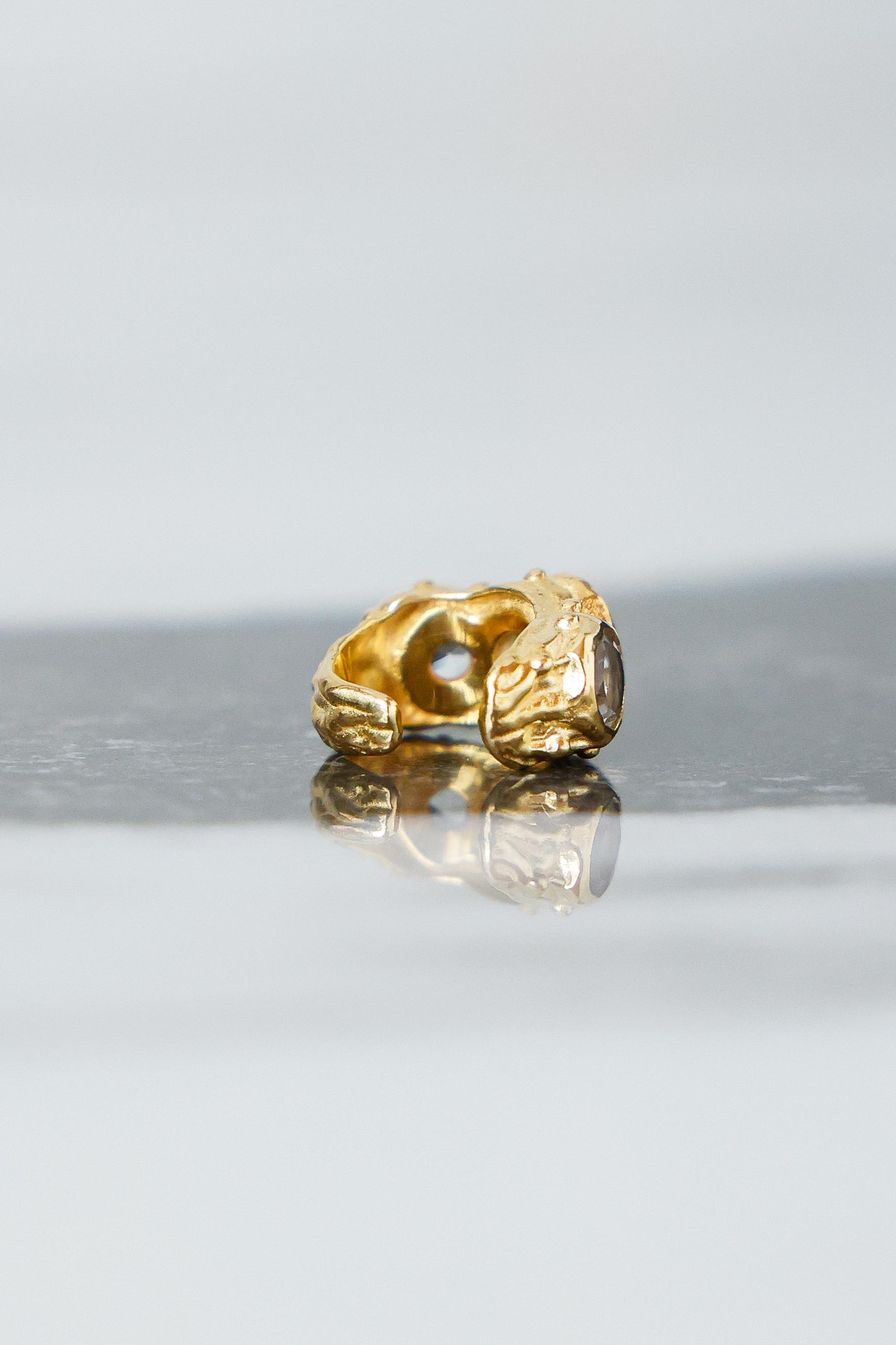 ARO EARCUFF SOLENE ORO Y TOPACIO BLANCO