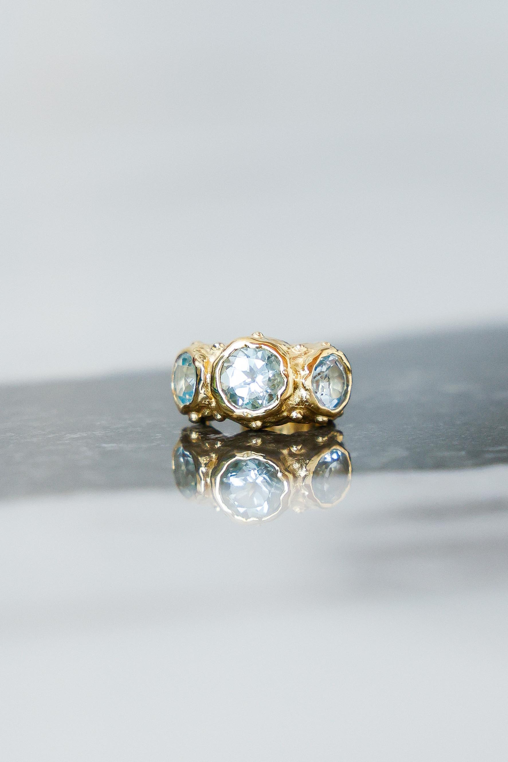 ARO EARCUFF SOLENE ORO Y TOPACIO CELESTE