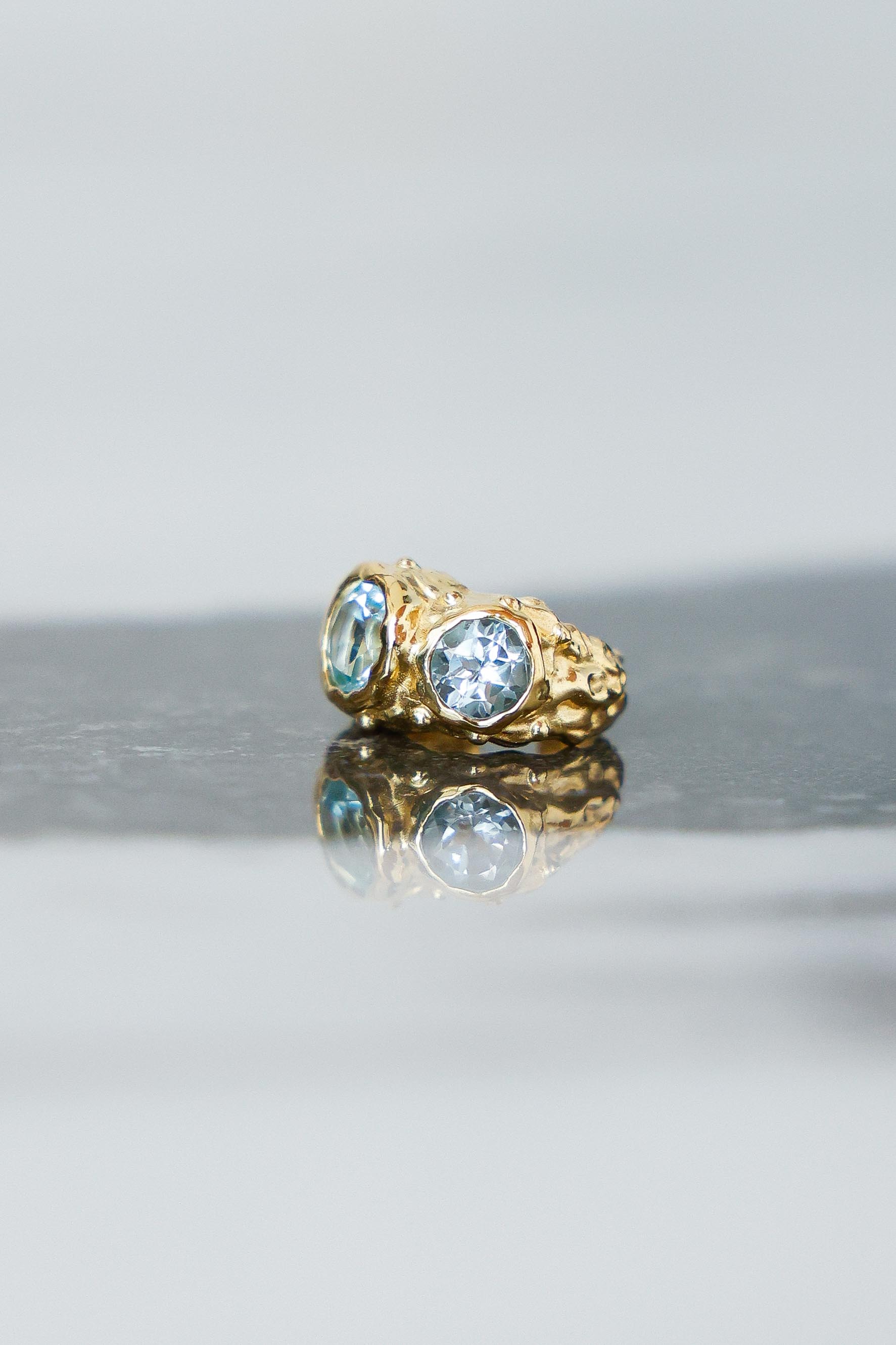 ARO EARCUFF SOLENE ORO Y TOPACIO CELESTE