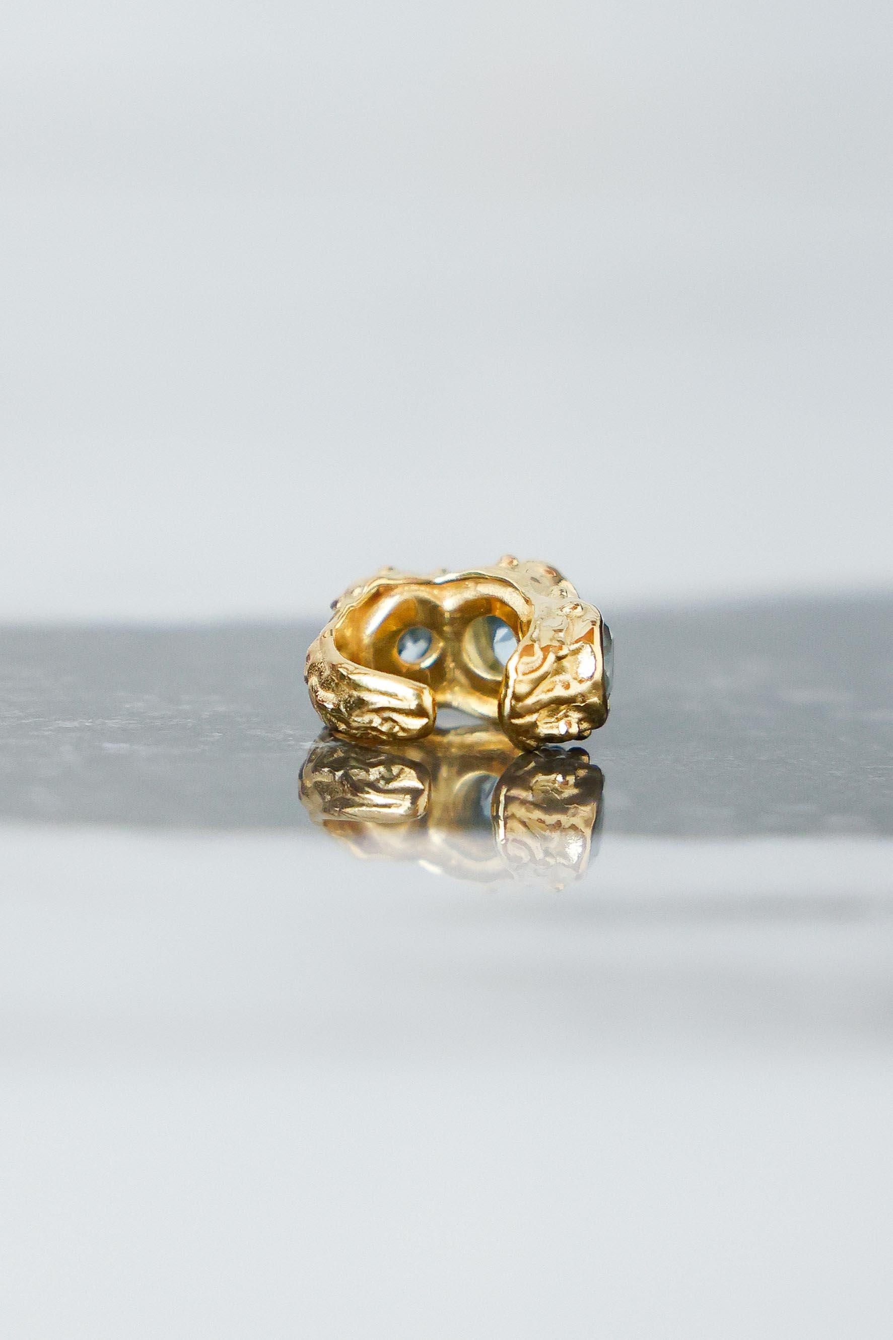 ARO EARCUFF SOLENE ORO Y TOPACIO CELESTE