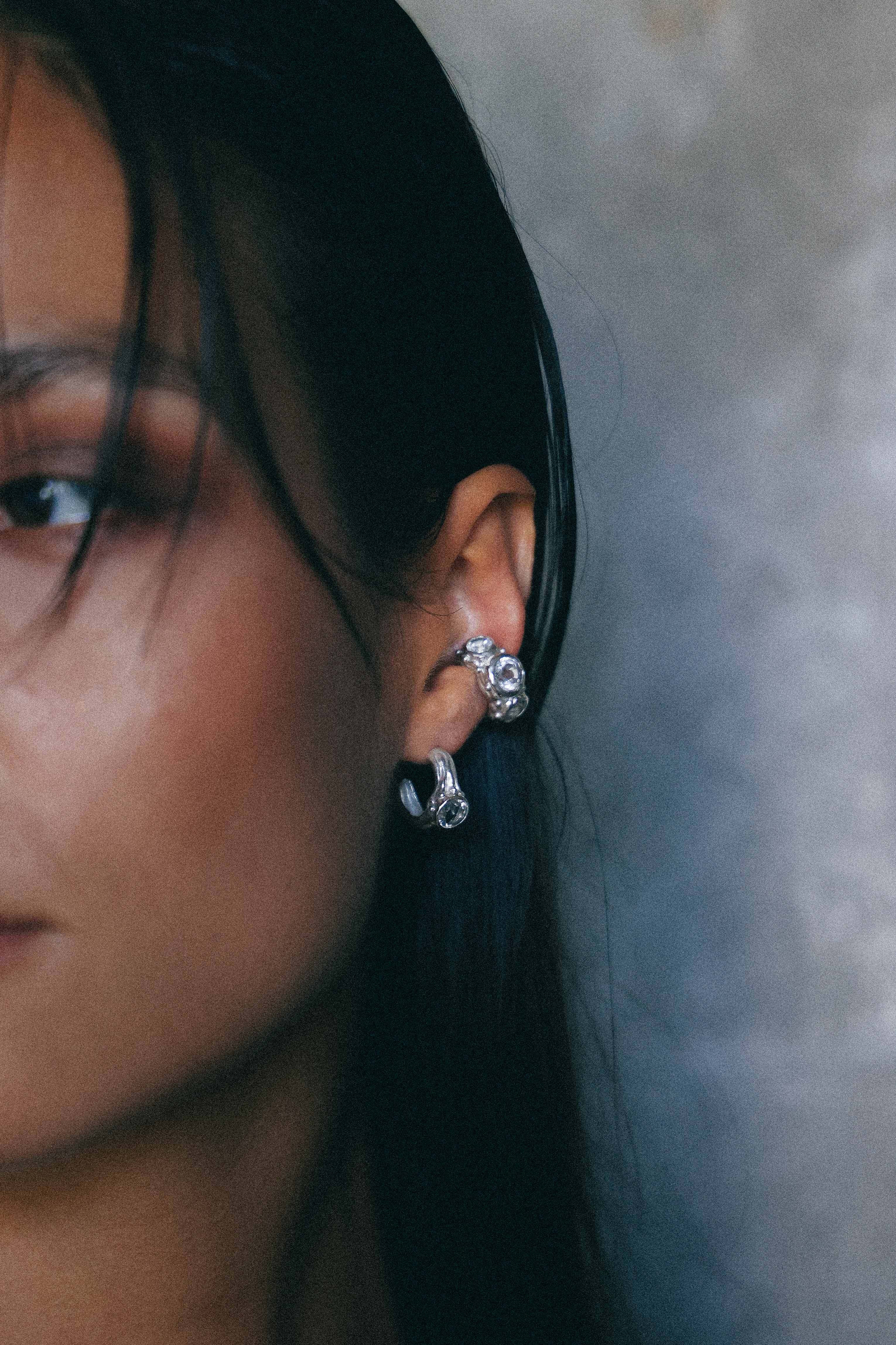 ARO EARCUFF SOLENE DE PLATA Y TOPACIO BLANCO