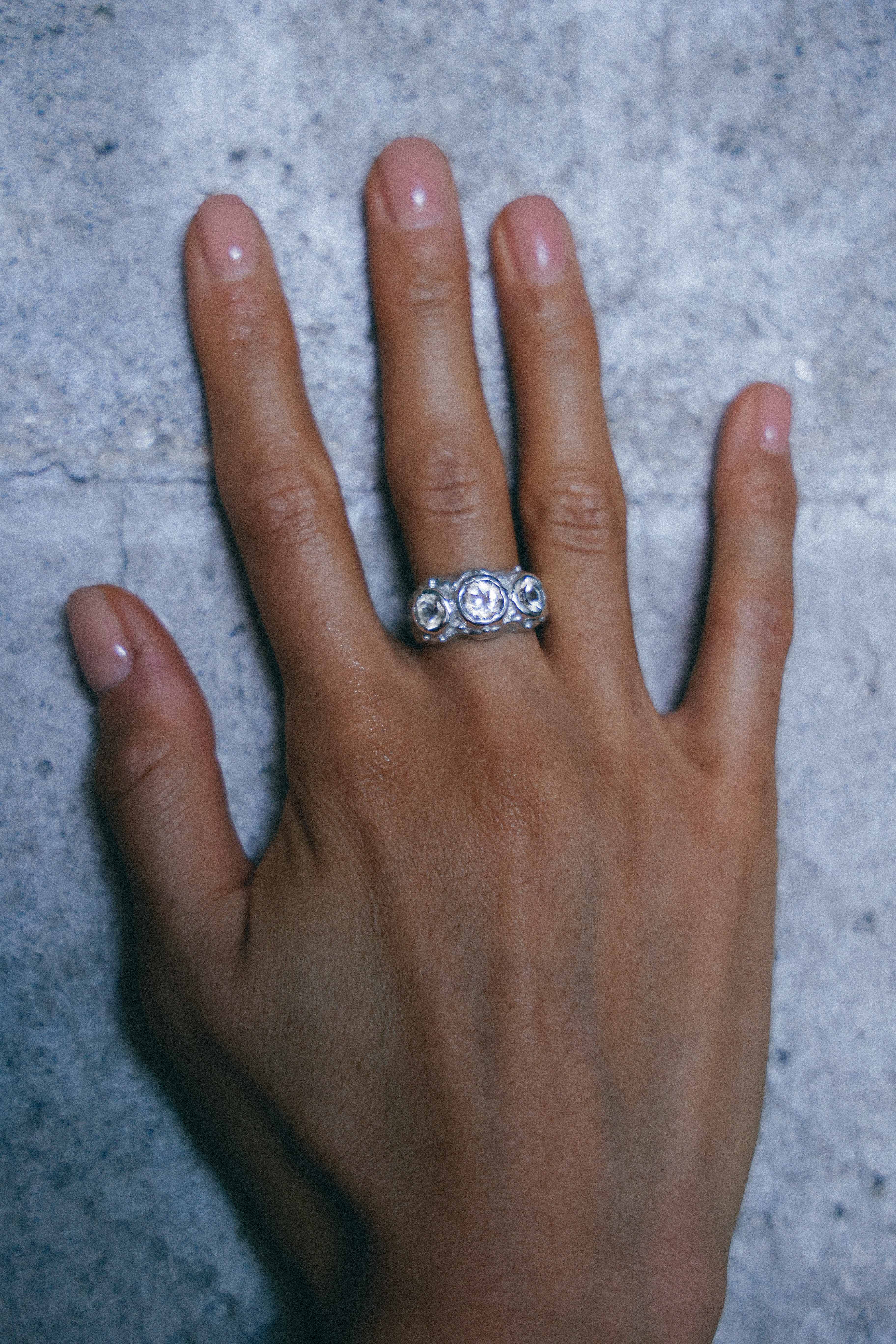 ANILLO SOLENE DE PLATA Y TOPACIOS BLANCOS