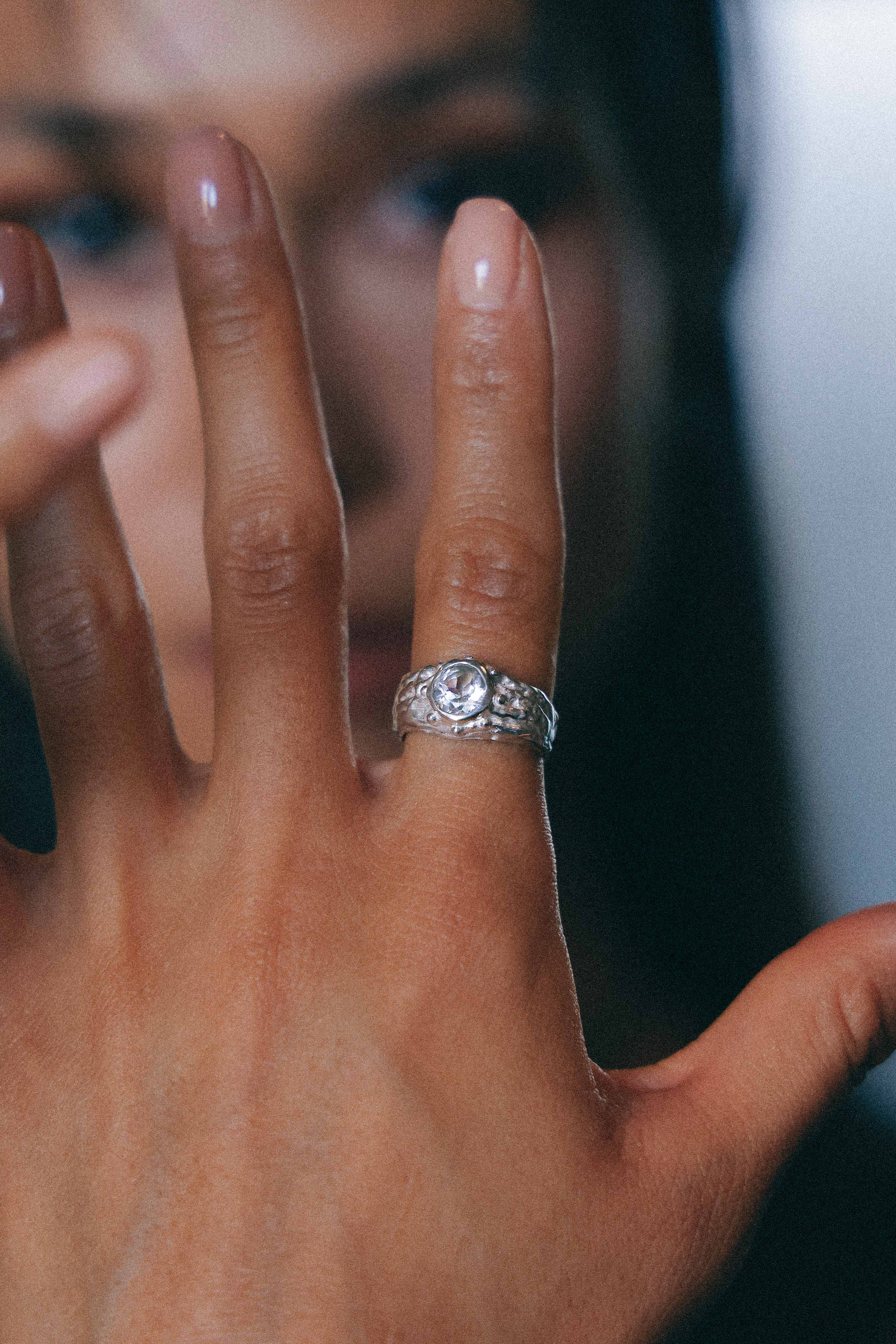 ANILLO SELES DE PLATA Y TOPACIO BLANCO