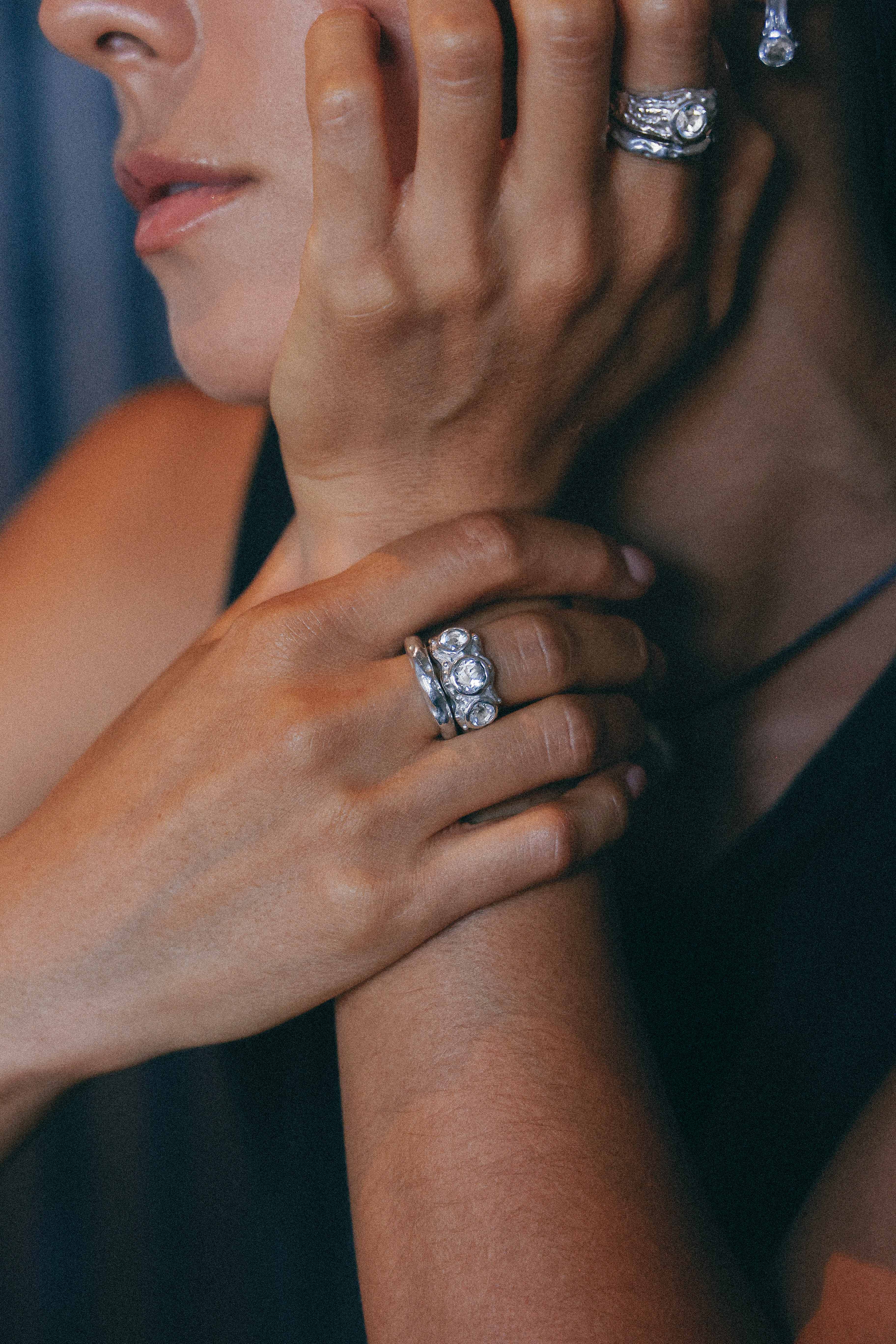 ANILLO SOLENE DE PLATA Y TOPACIOS BLANCOS