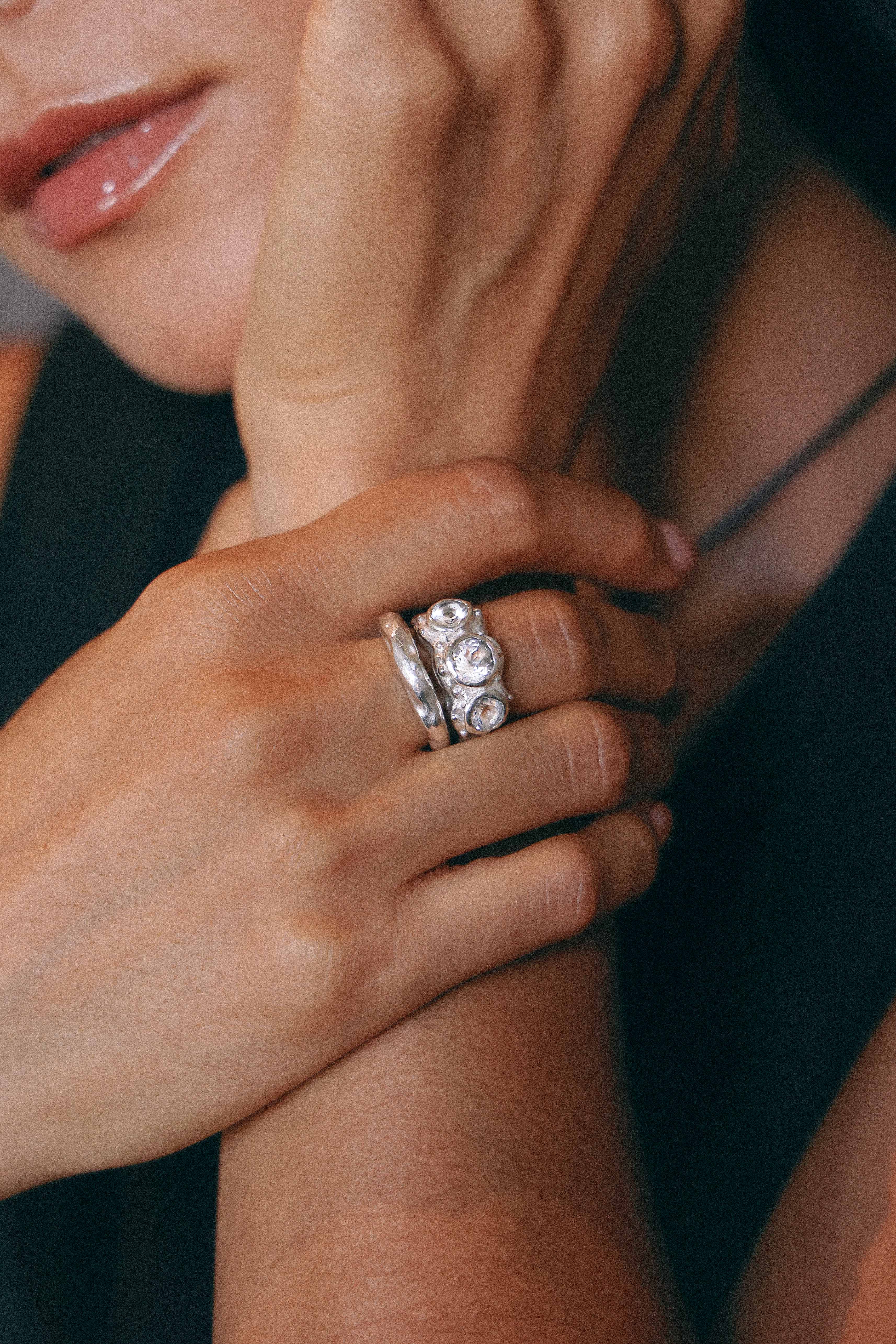 ANILLO SOLENE DE PLATA Y TOPACIOS BLANCOS