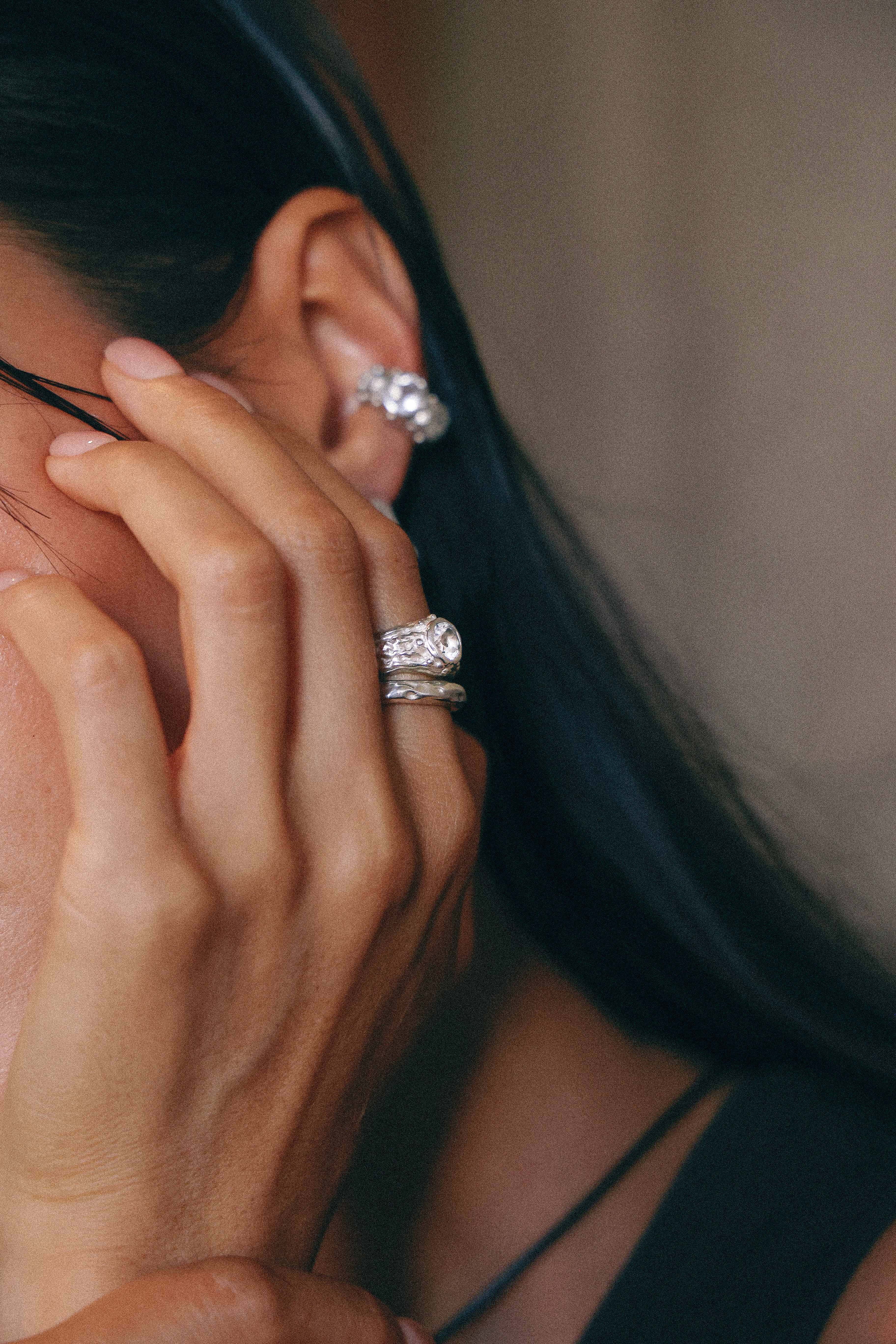 ARO EARCUFF SOLENE DE PLATA Y TOPACIO BLANCO