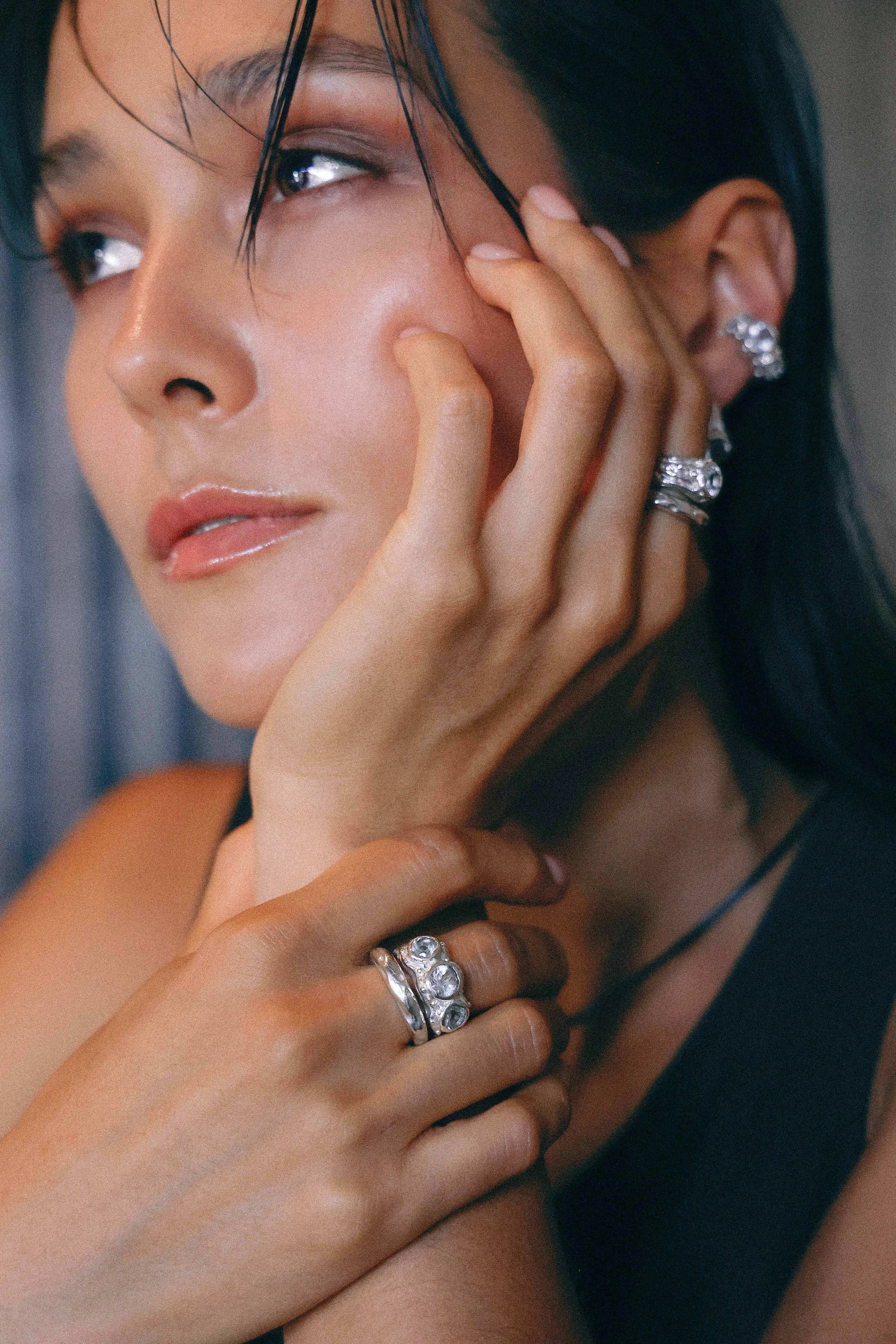 ARO EARCUFF SOLENE DE PLATA Y TOPACIO BLANCO