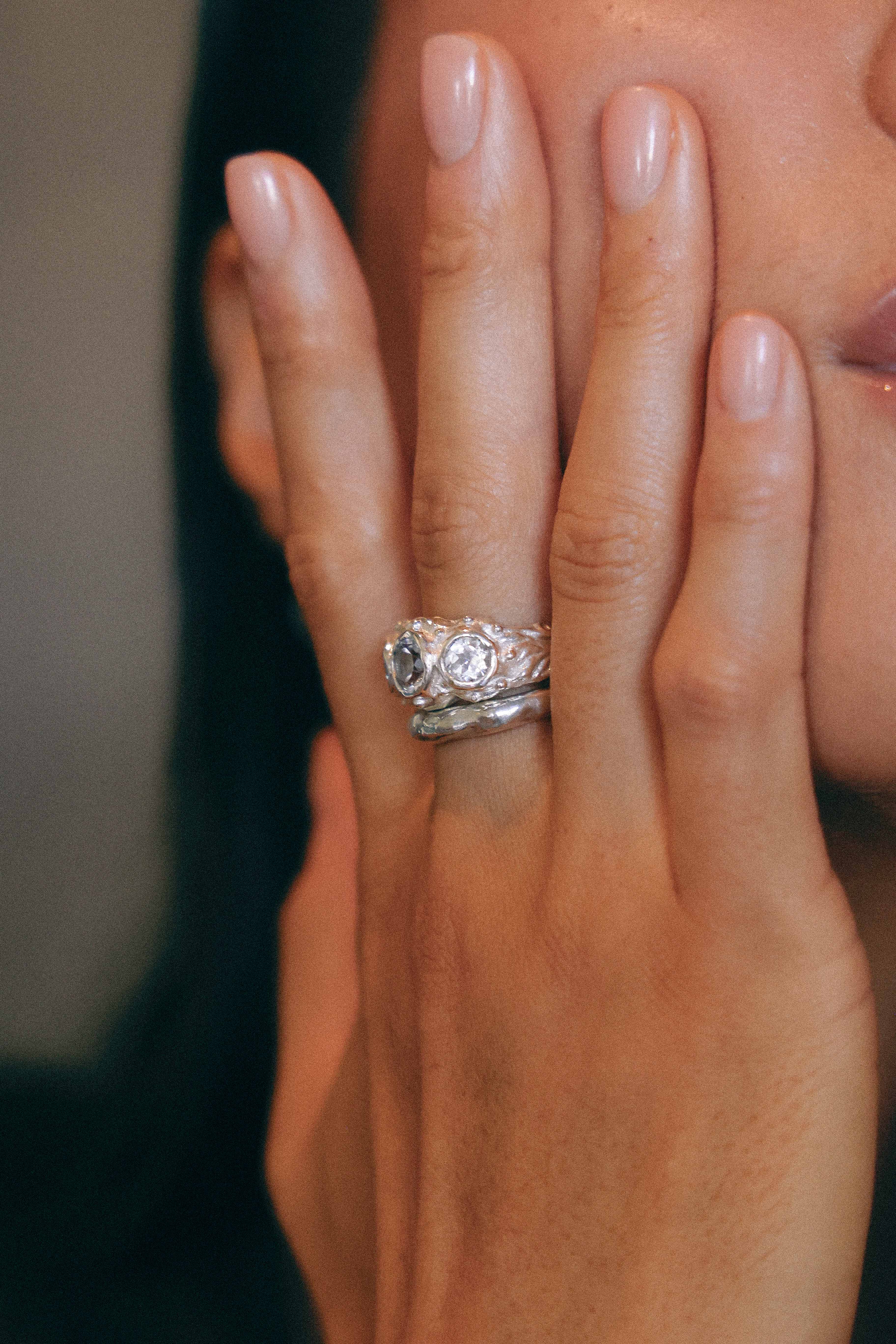 ANILLO SOLENE DE PLATA Y TOPACIOS BLANCOS