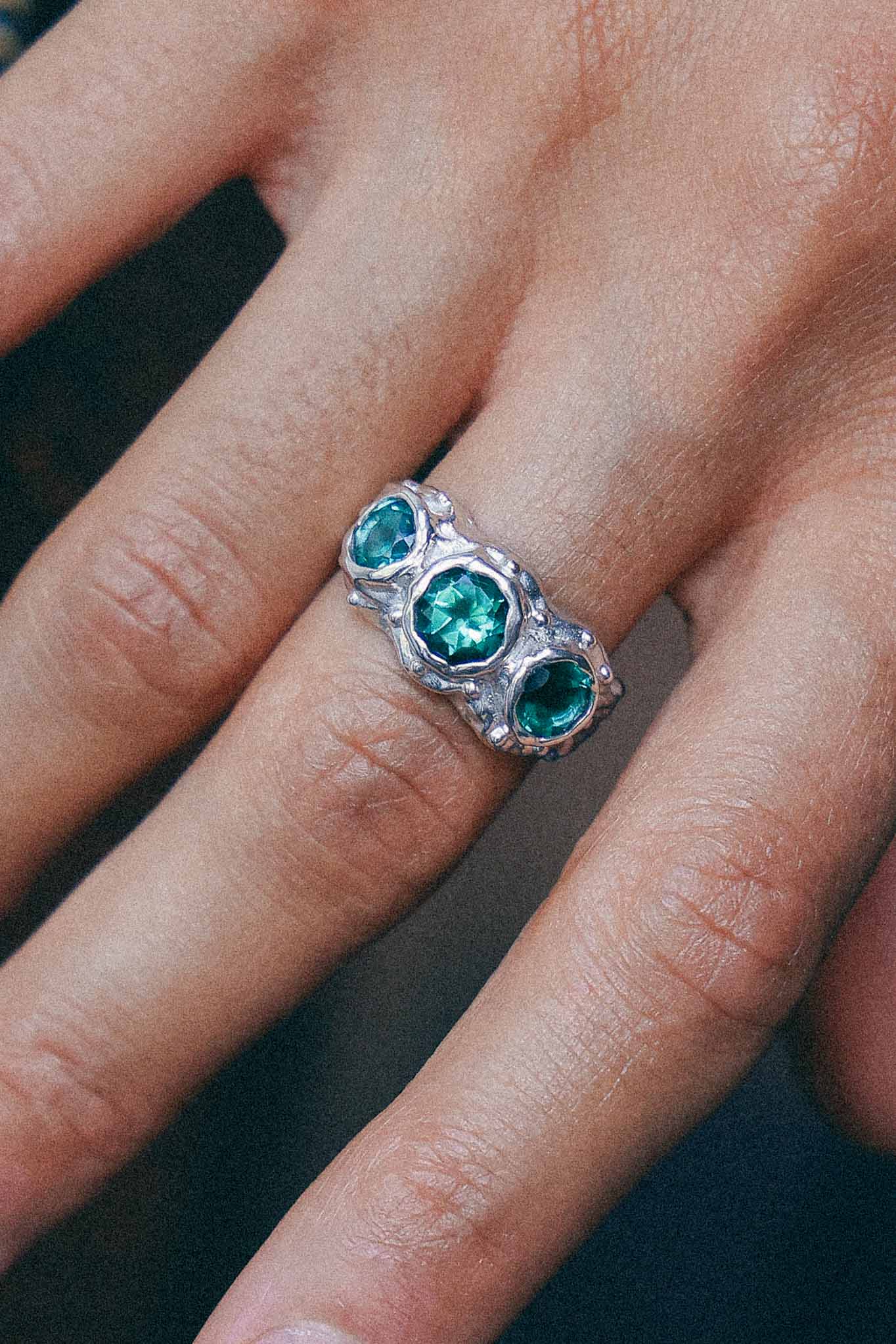 ANILLO SOLENE DE PLATA Y CUARZOS VERDES