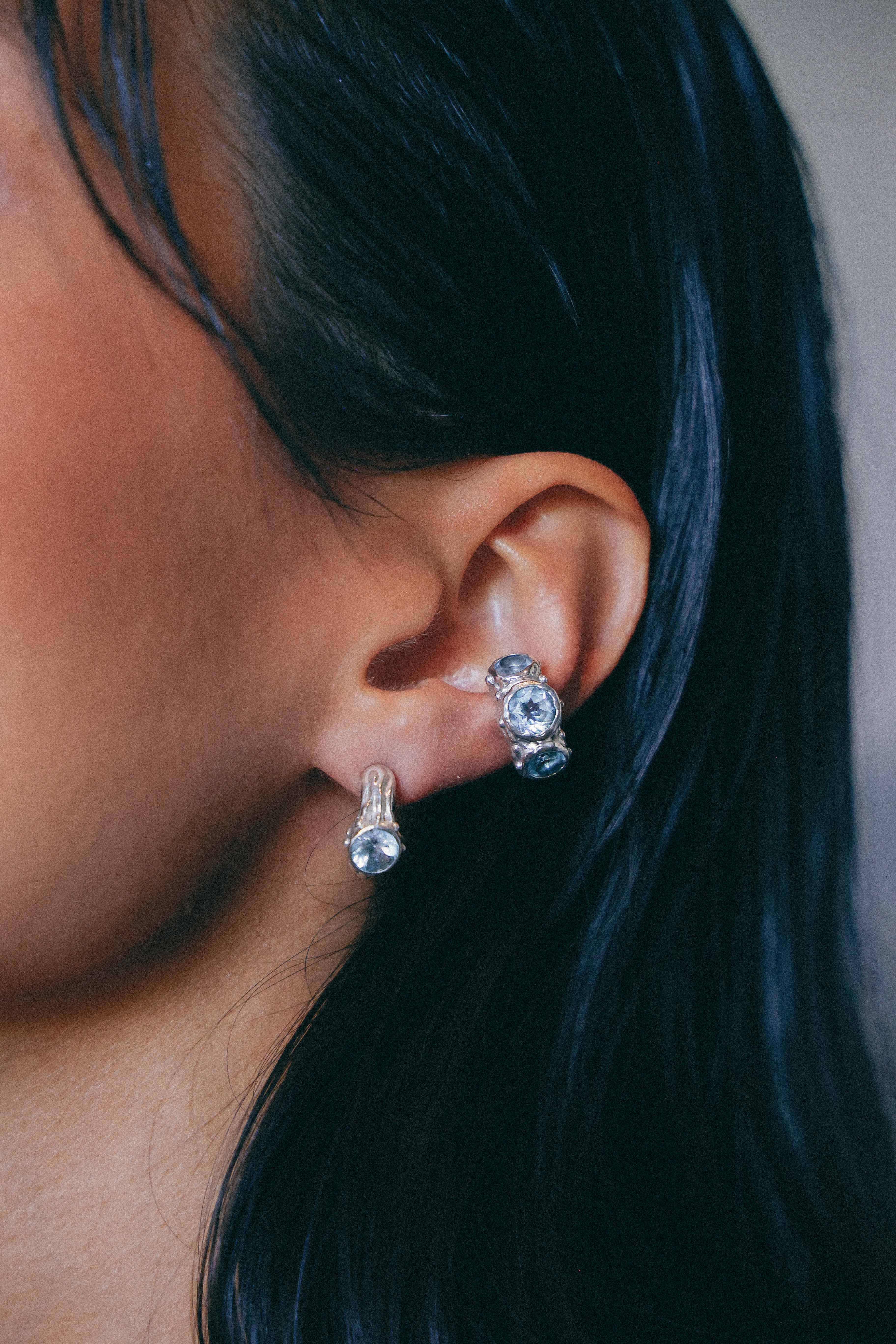 ARO EARCUFF SOLENE DE PLATA Y TOPACIO CELESTE