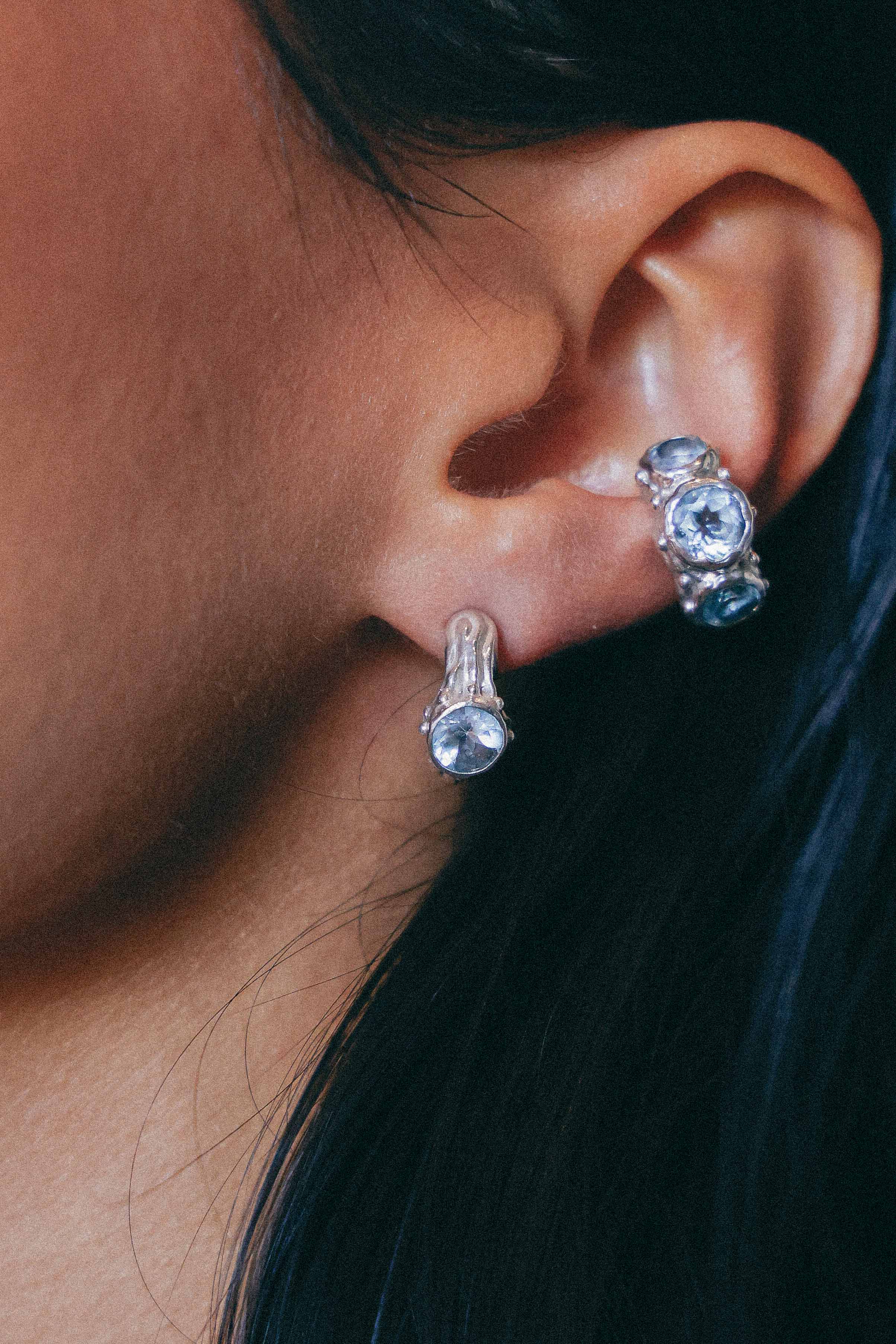 ARO EARCUFF SOLENE DE PLATA Y TOPACIO CELESTE