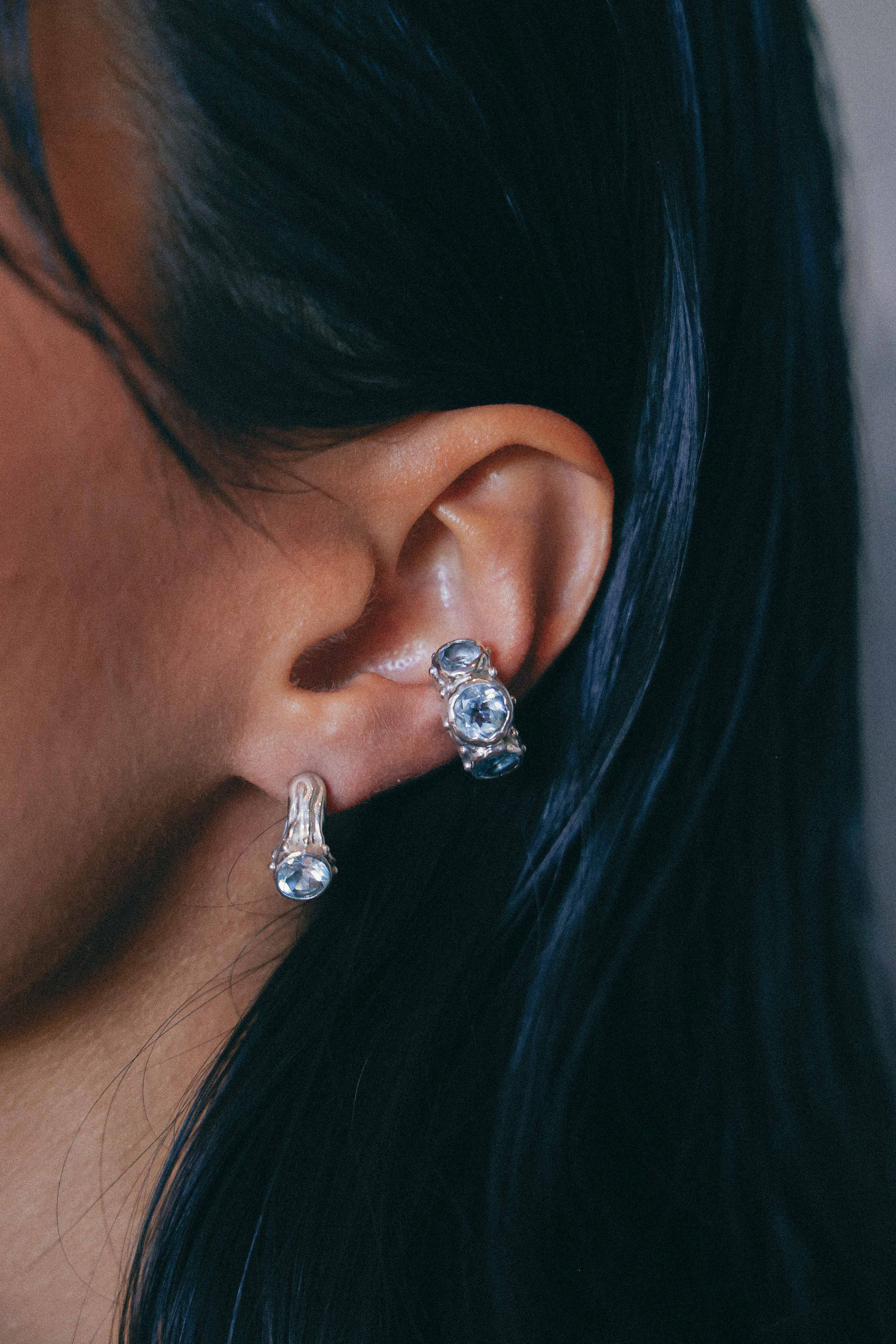 ARO EARCUFF SOLENE DE PLATA Y TOPACIO CELESTE