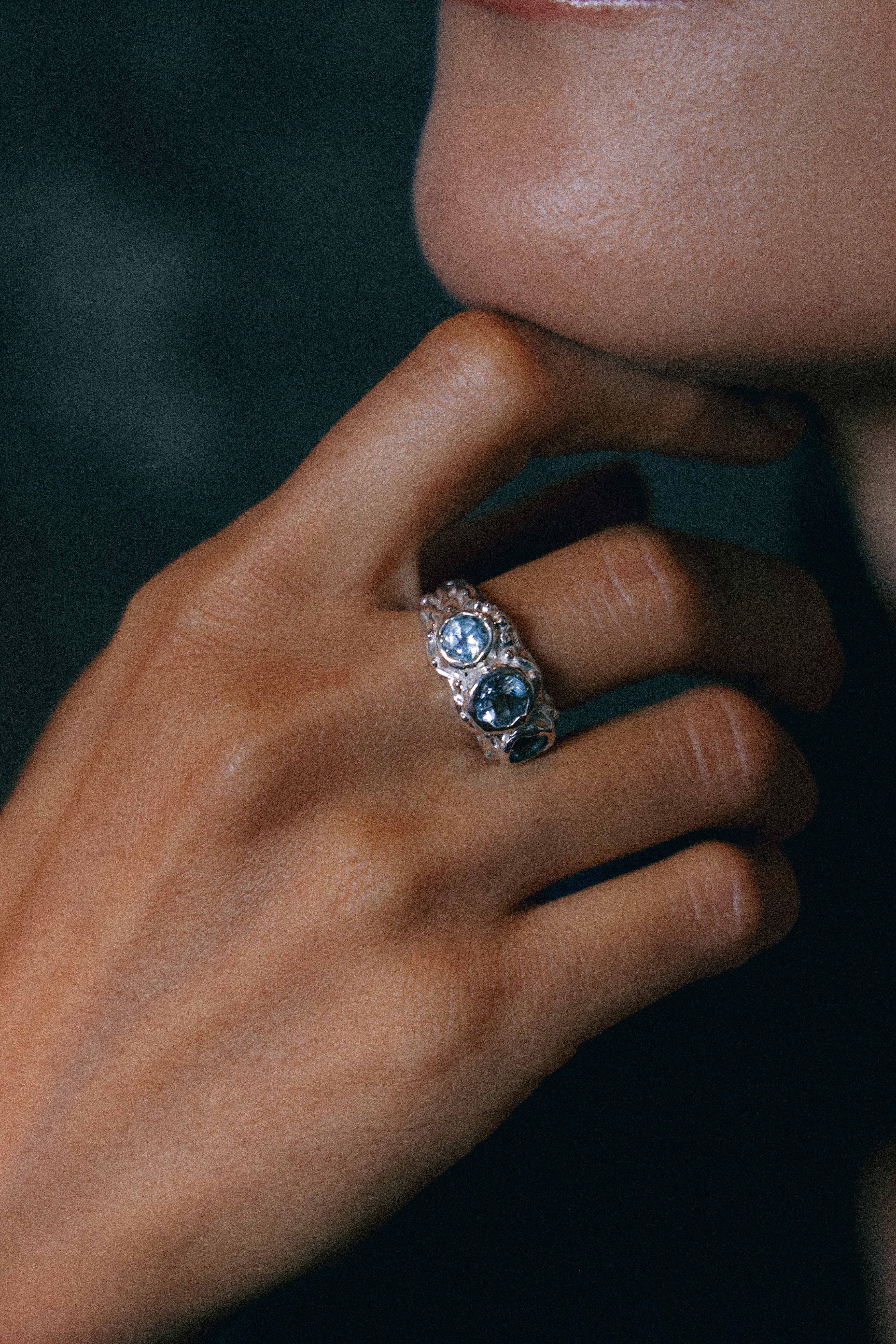 ANILLO SOLENE DE PLATA Y TOPACIOS CELESTES